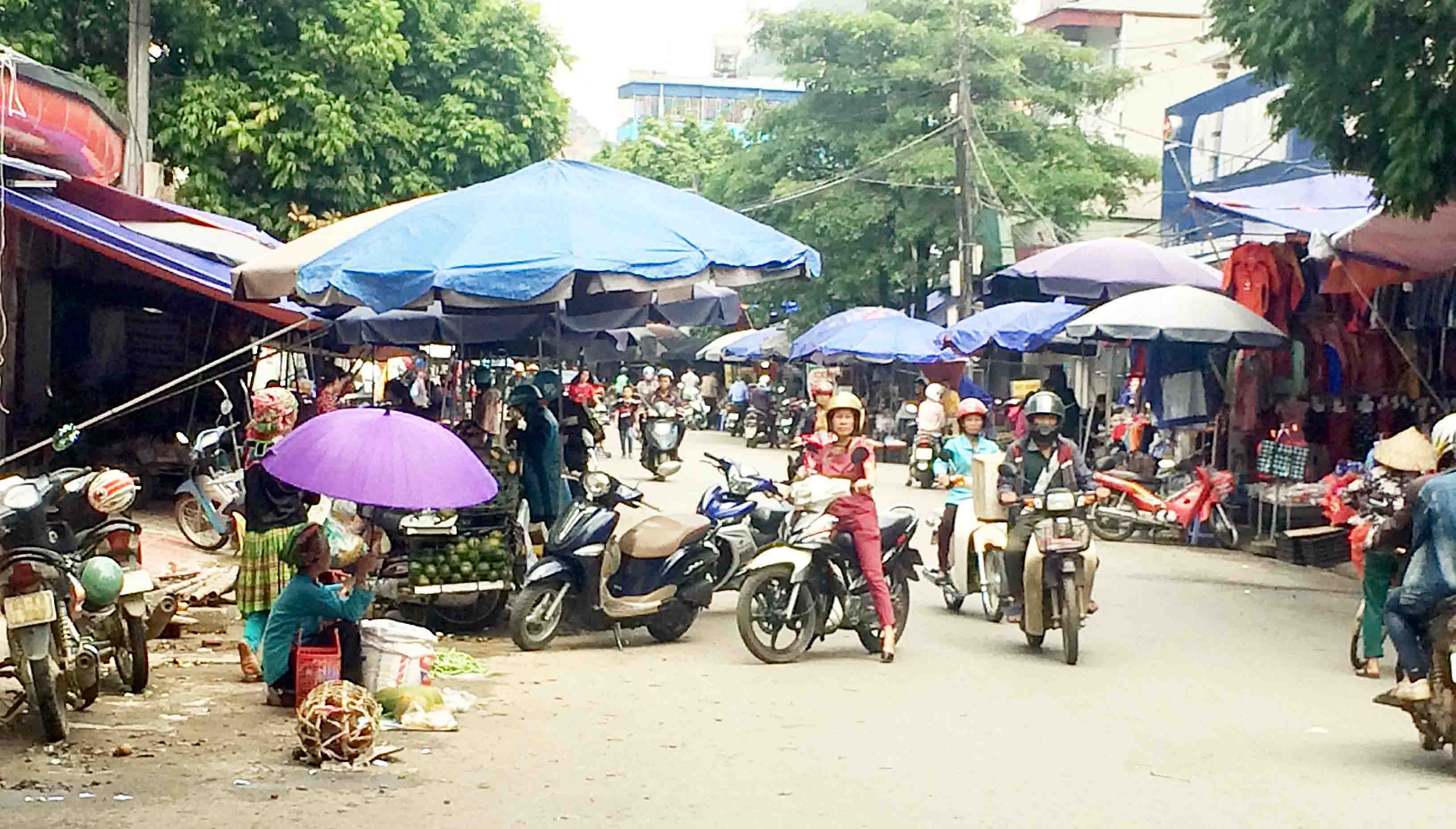 Bà con tràn ra lòng đường Ngô quyền để bán hàng, ảnh chụp ngày 10 tháng 2 năm 2019.