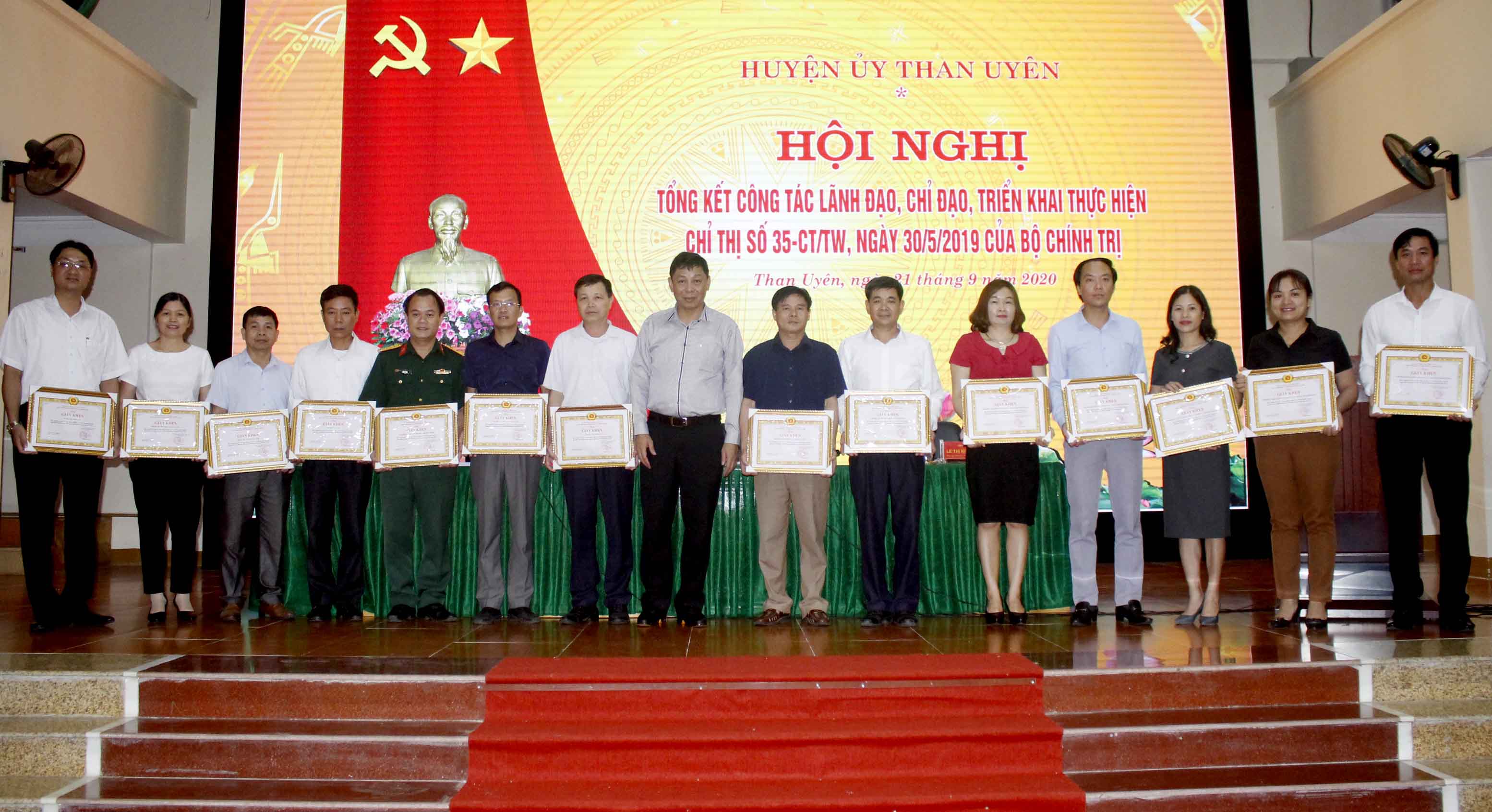 Lãnh đạo Huyện ủy Than Uyên tặng Giấy khen cho các chi, đảng bộ có thành tích xuất sắc trong thực hiện chỉ thị số 35-CT/TW của Bộ Chính trị. 