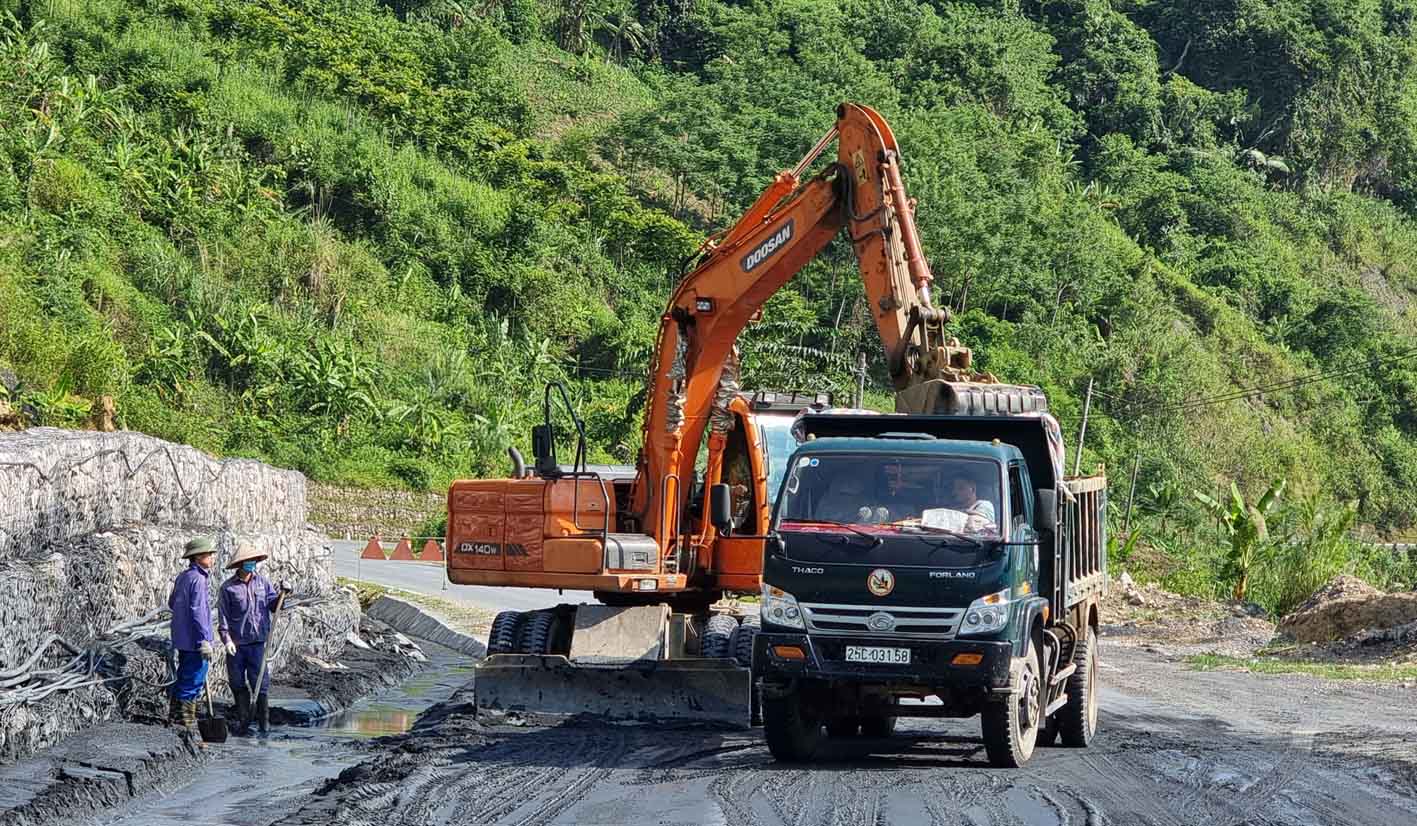 Công ty Cổ phần Bảo trì đường bộ I Lai Châu thực hiện nhiệm vụ đảm bảo giao thông trên tuyến quốc lộ 12.