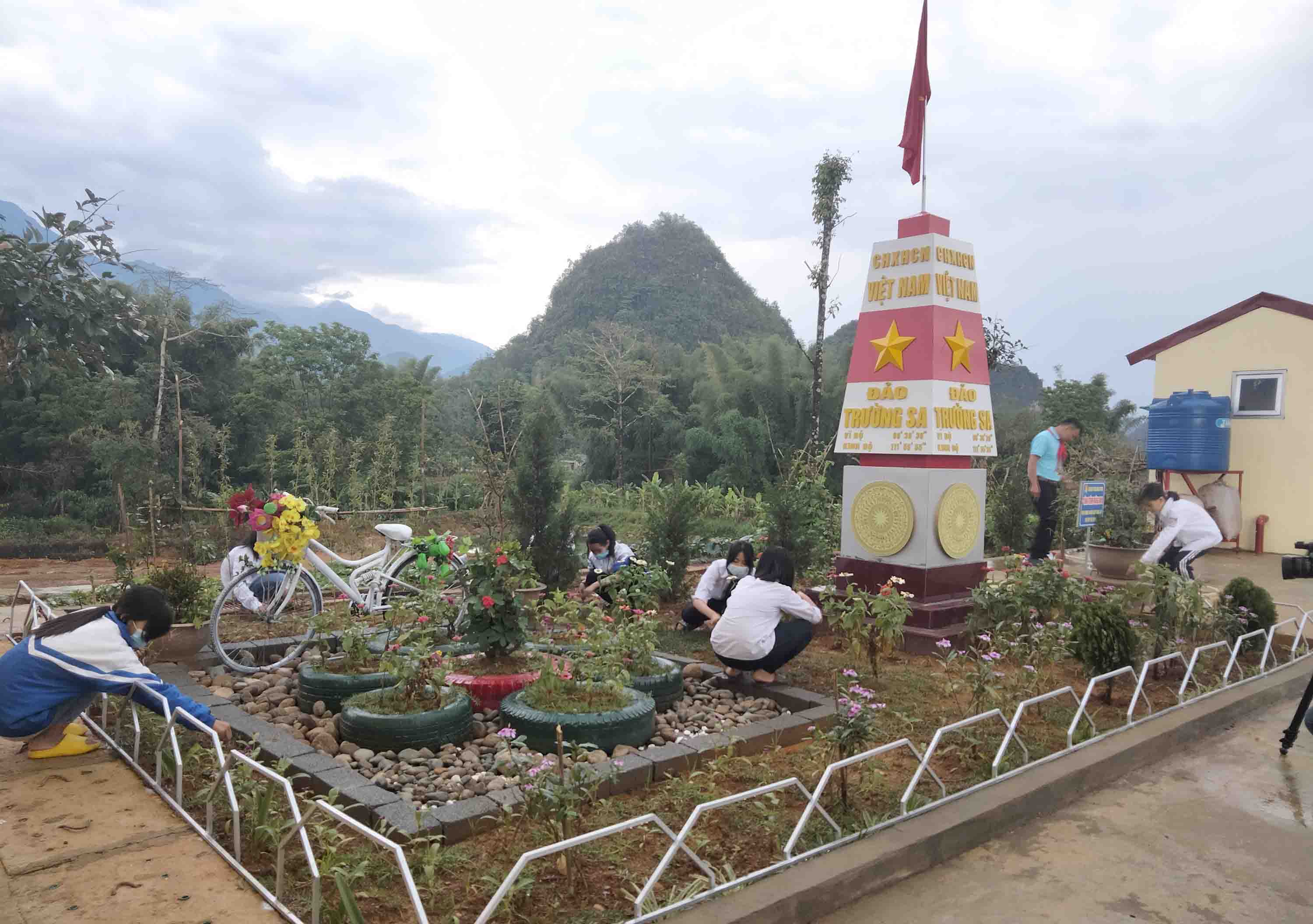 Thầy và trò Trường THCS Tân Phong chăm sóc công trình măng non.