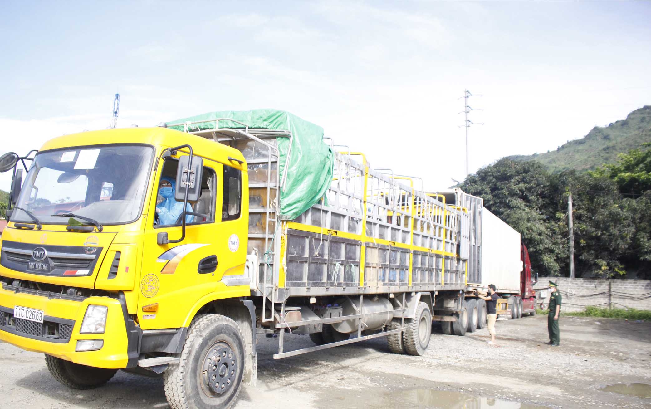 Tổ công tác liên ngành cửa khẩu Ma Lù Thàng kiểm tra hàng nông sản tại bãi đỗ xe của Công ty TNHH Anh Thơ trước khi xuất khẩu.