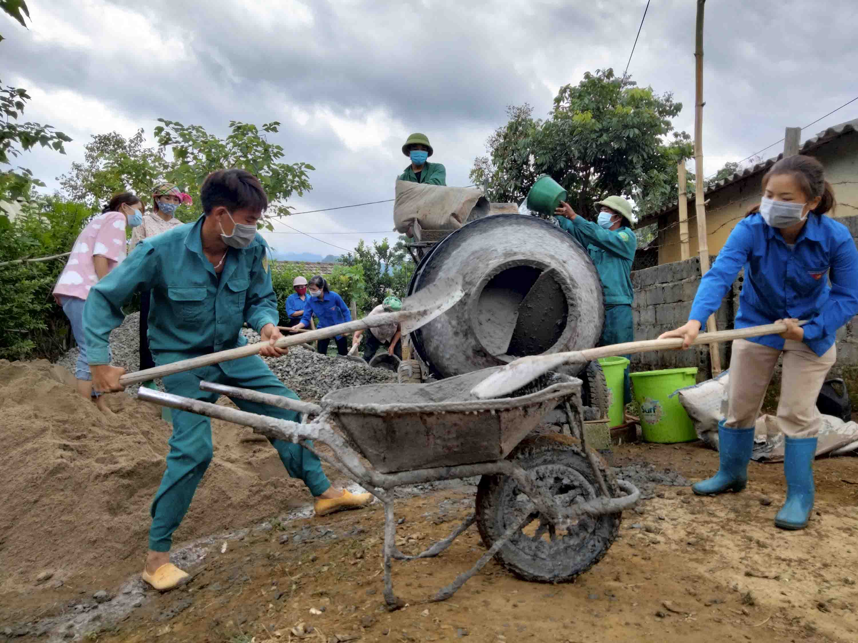 ĐVTN Đoàn xã San Thàng cùng các hộ dân đổ bê tông đường ngõ bản.