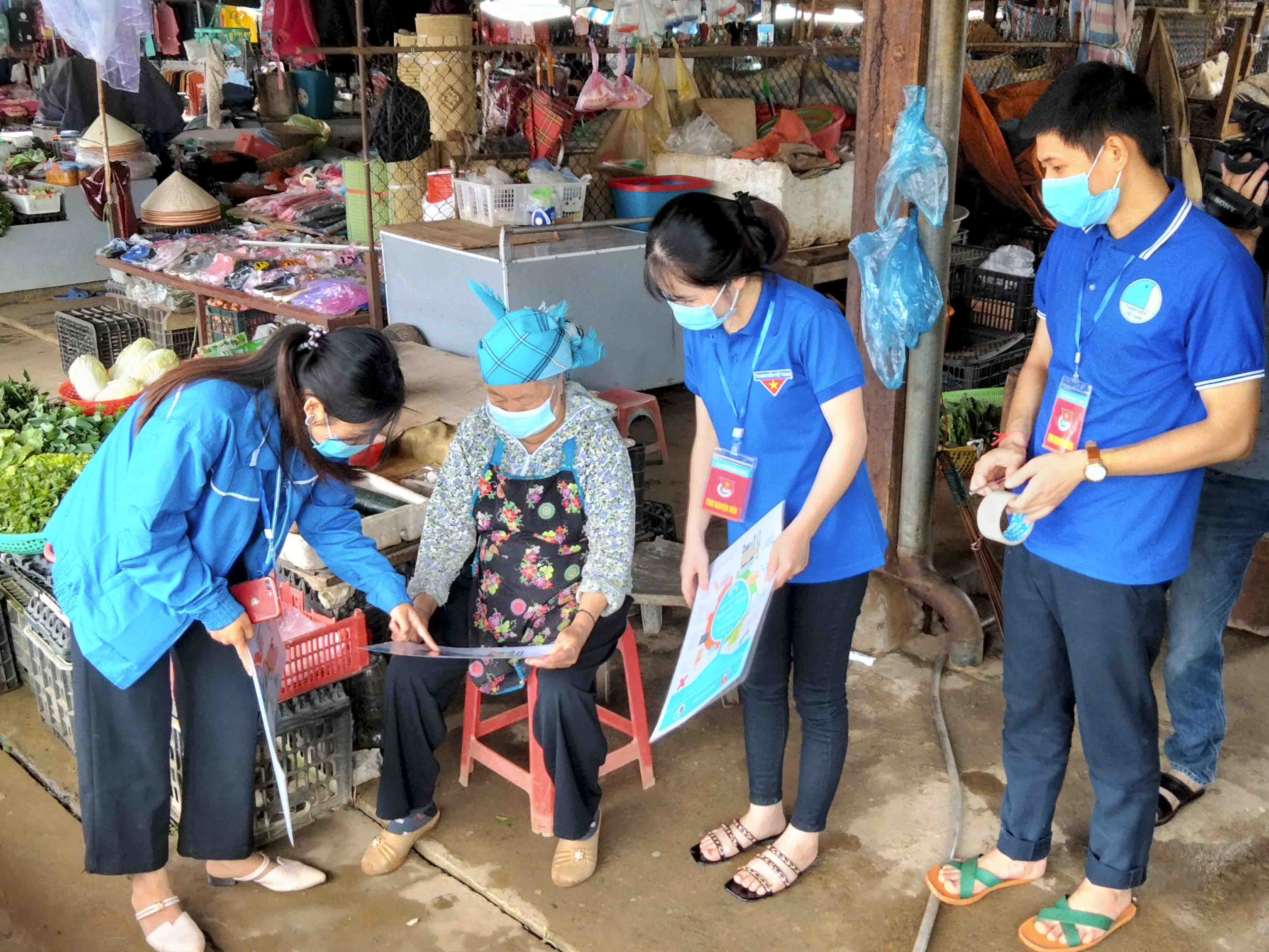 Đoàn viên, thanh niên tuyên truyền, hướng dẫn hộ kinh doanh tại chợ cách phân loại rác thải.