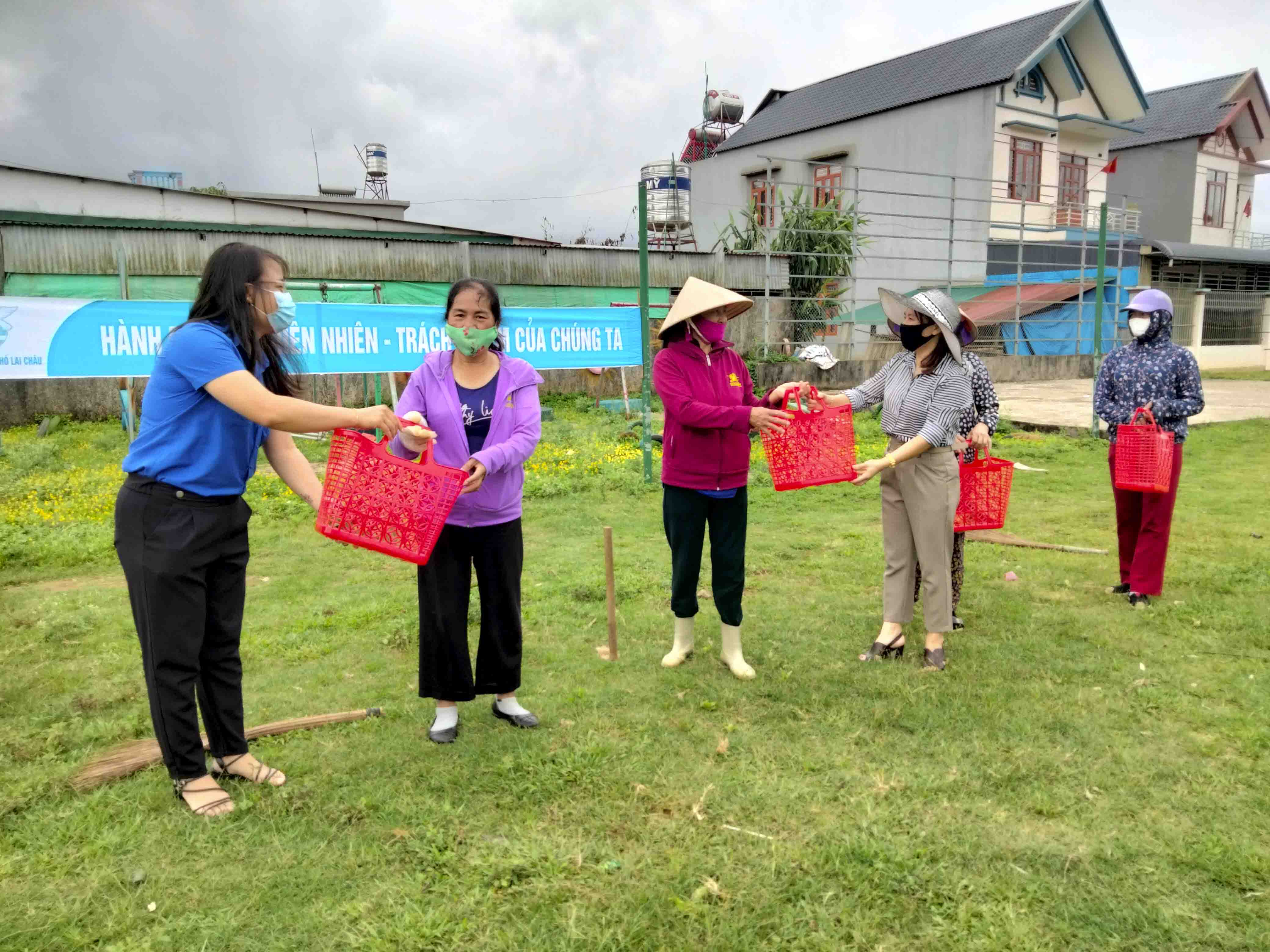 Lãnh đạo Hội LHPN thành phố và cán bộ Phòng Tài nguyên và Môi trường tặng làn cho hội viên phụ nữ. 