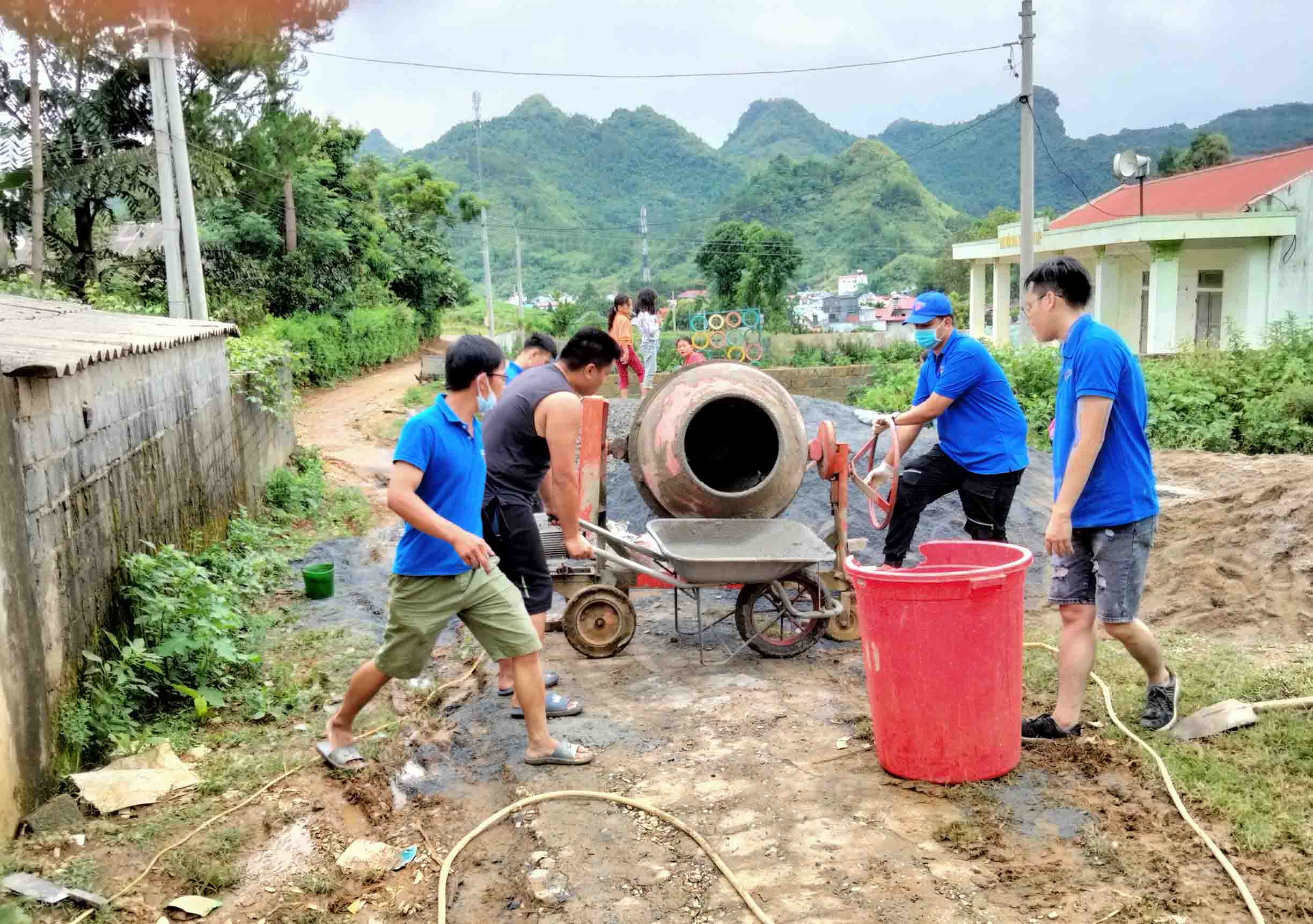 Đoàn viên, thanh niên thi công tuyến đường.