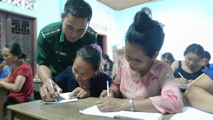 Trung úy Hồ Văn Lãng, nhân viên Đội Vũ trang, Đồn Biên phòng Thanh, BĐBP Quảng Trị hướng dẫn các học viên tập viết. Ảnh: Trúc Hà