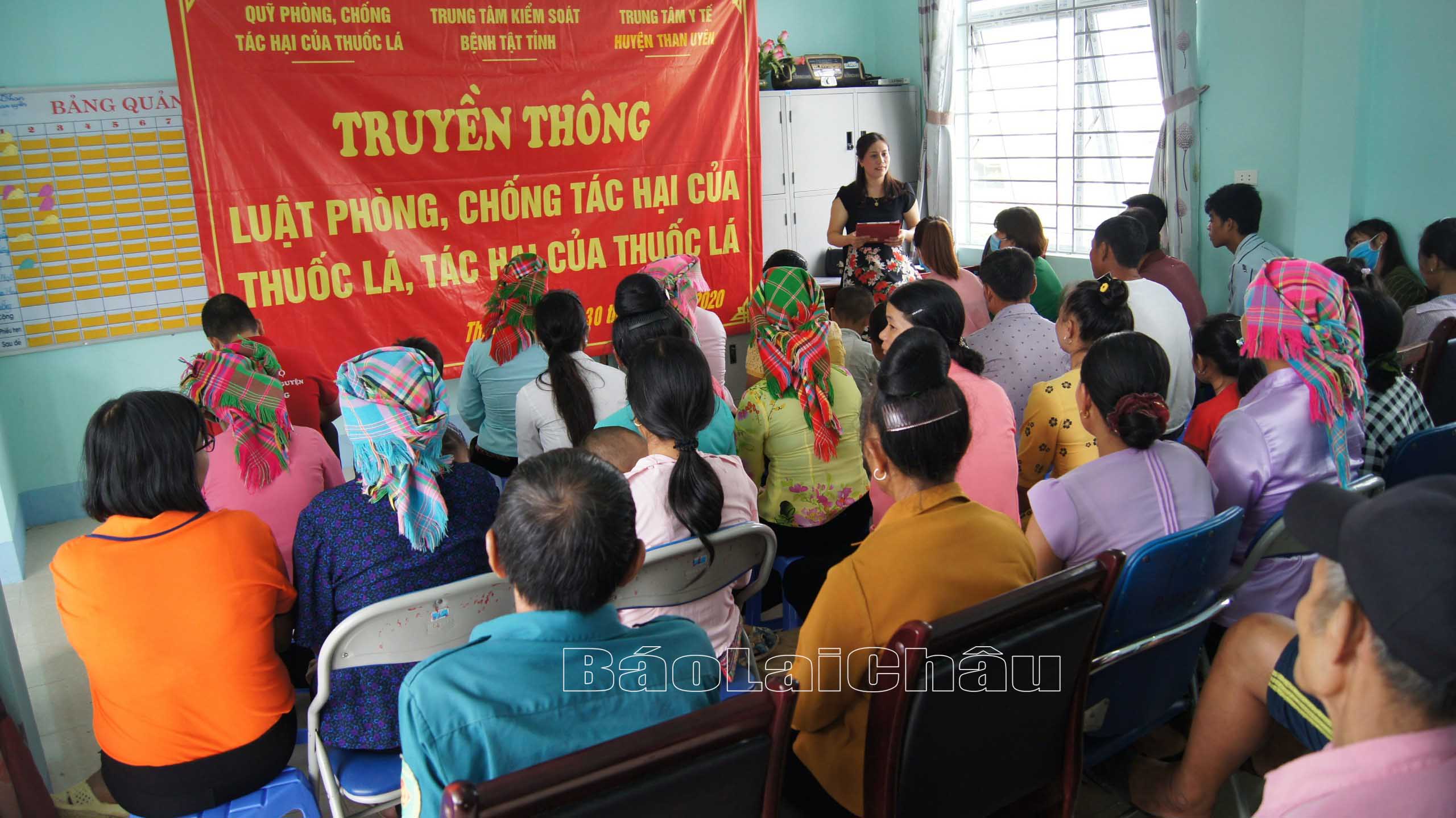 : Cán bộ Trung tâm Kiểm soát bệnh tật tỉnh tuyên truyền Luật PCTHTL và tác hại của thuốc lá đến sức khoẻ cho người dân.