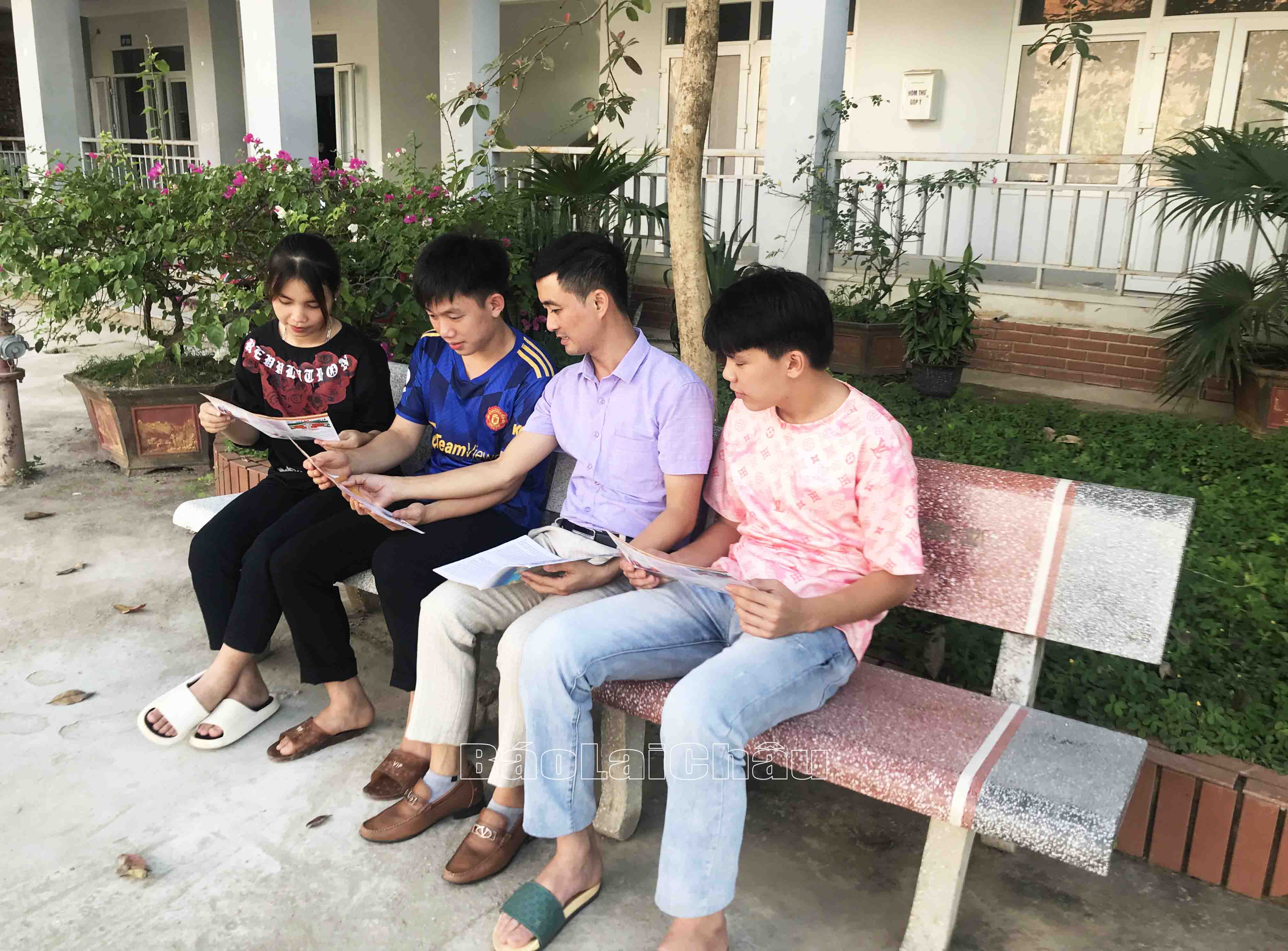 Giáo viên, học sinh trường THPT Nậm Nhùn tìm hiểu về tác hại của thuốc lá.