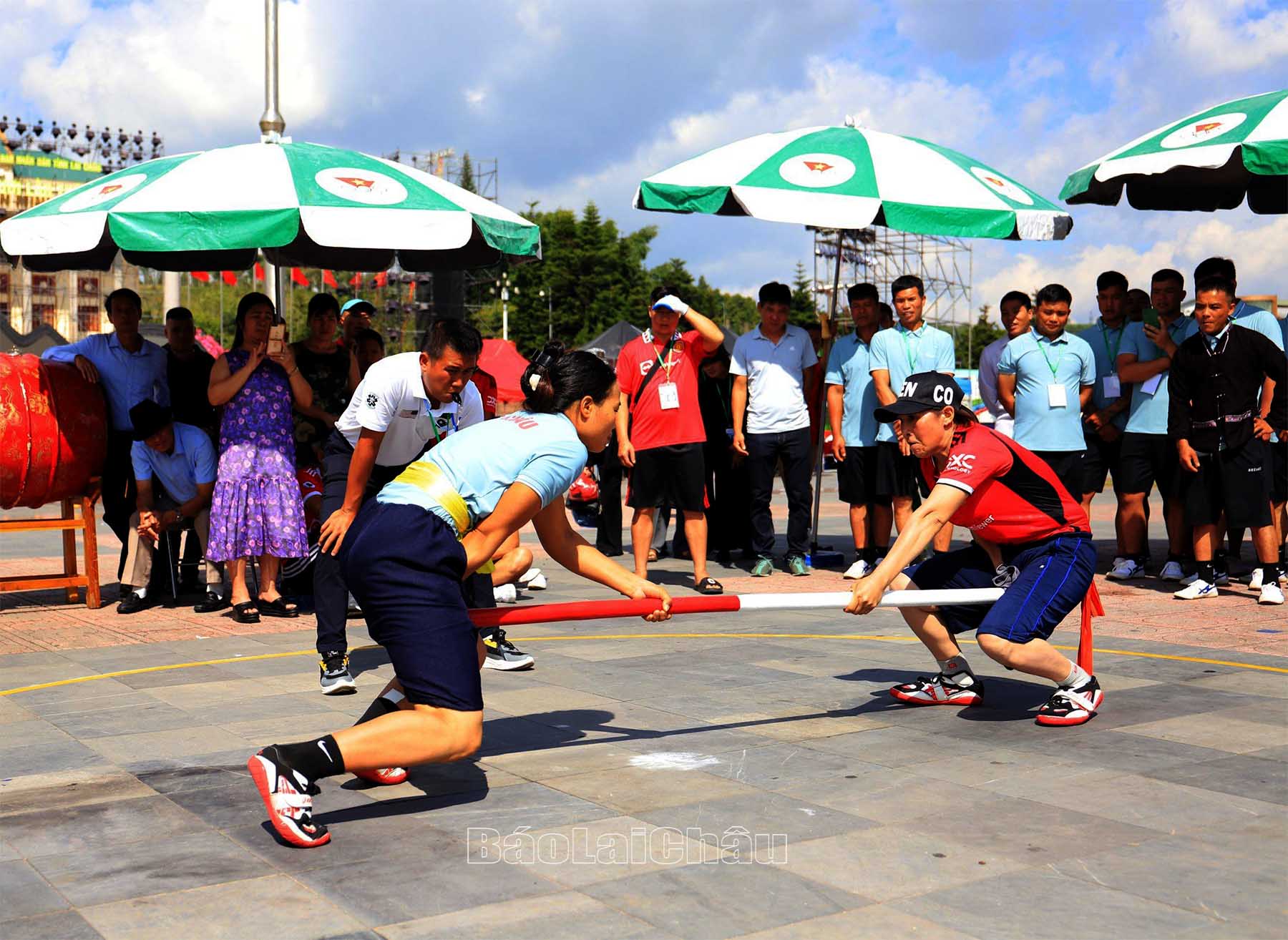 Các vận động viên nữ tham gia môn đẩy gậy.