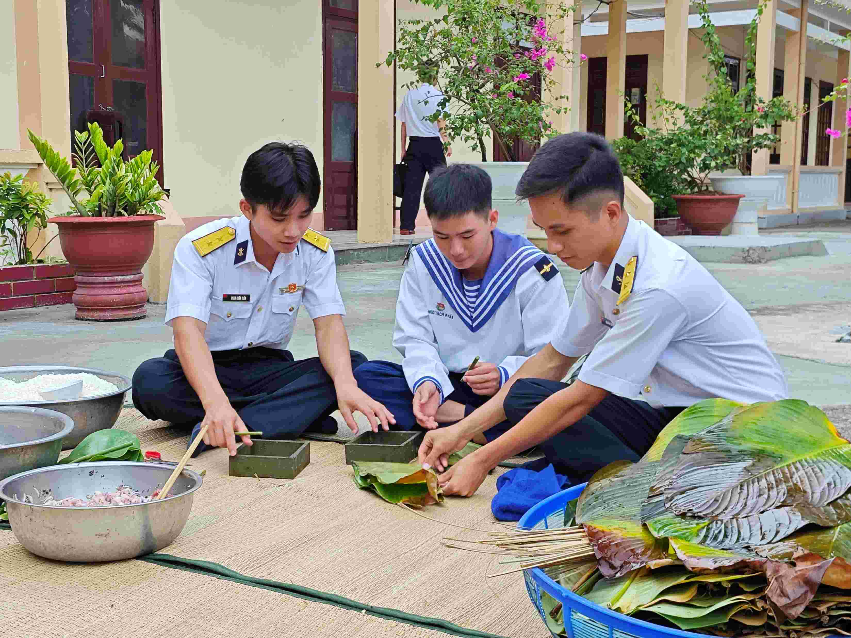 Cán bộ, chiến sĩ gói bánh chưng đón tết trên đỏa Sinh Tồn.