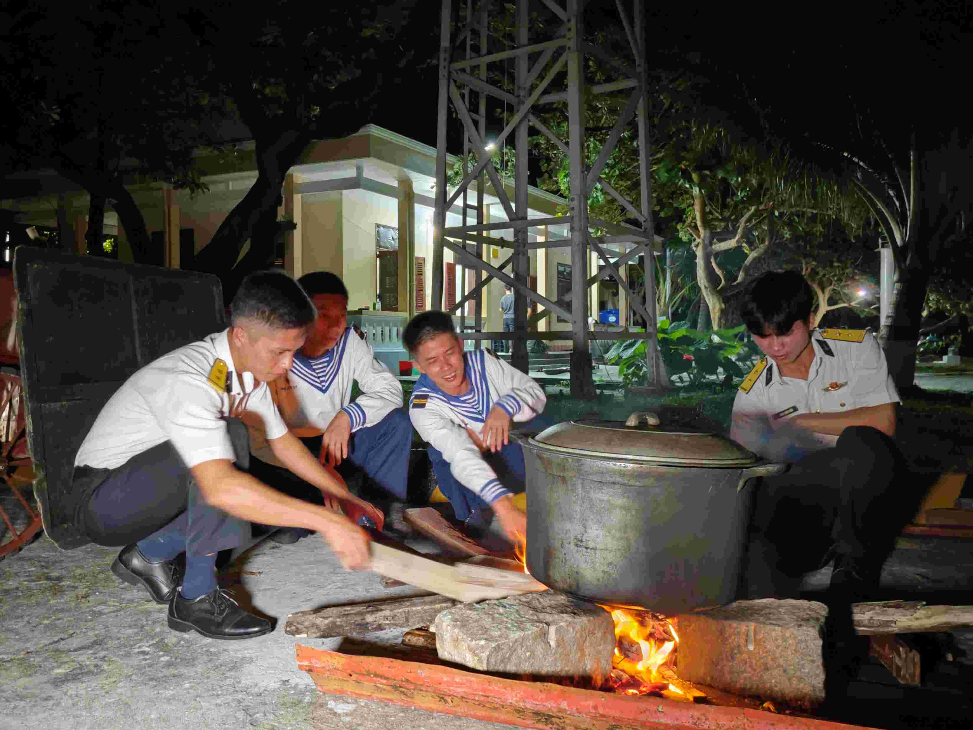 Luộc bánh chưng đón tết tại đảo Sinh Tồn.