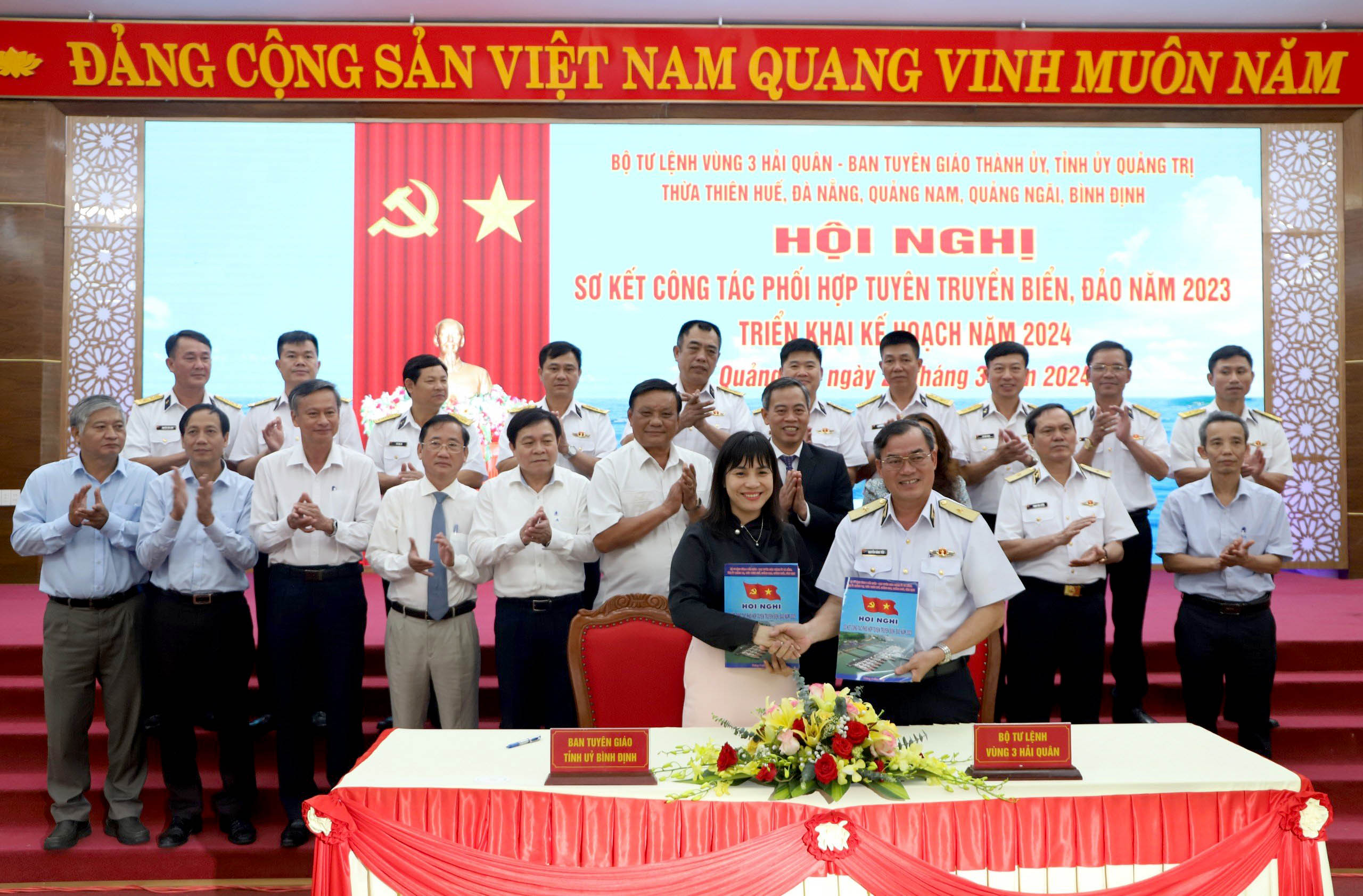 Vùng 3 Hải quân và Ban Tuyên giáo 6 tỉnh ủy, thành ủy ký kết chương trình phối hợp tuyên truyền biển, đảo năm 2024. 