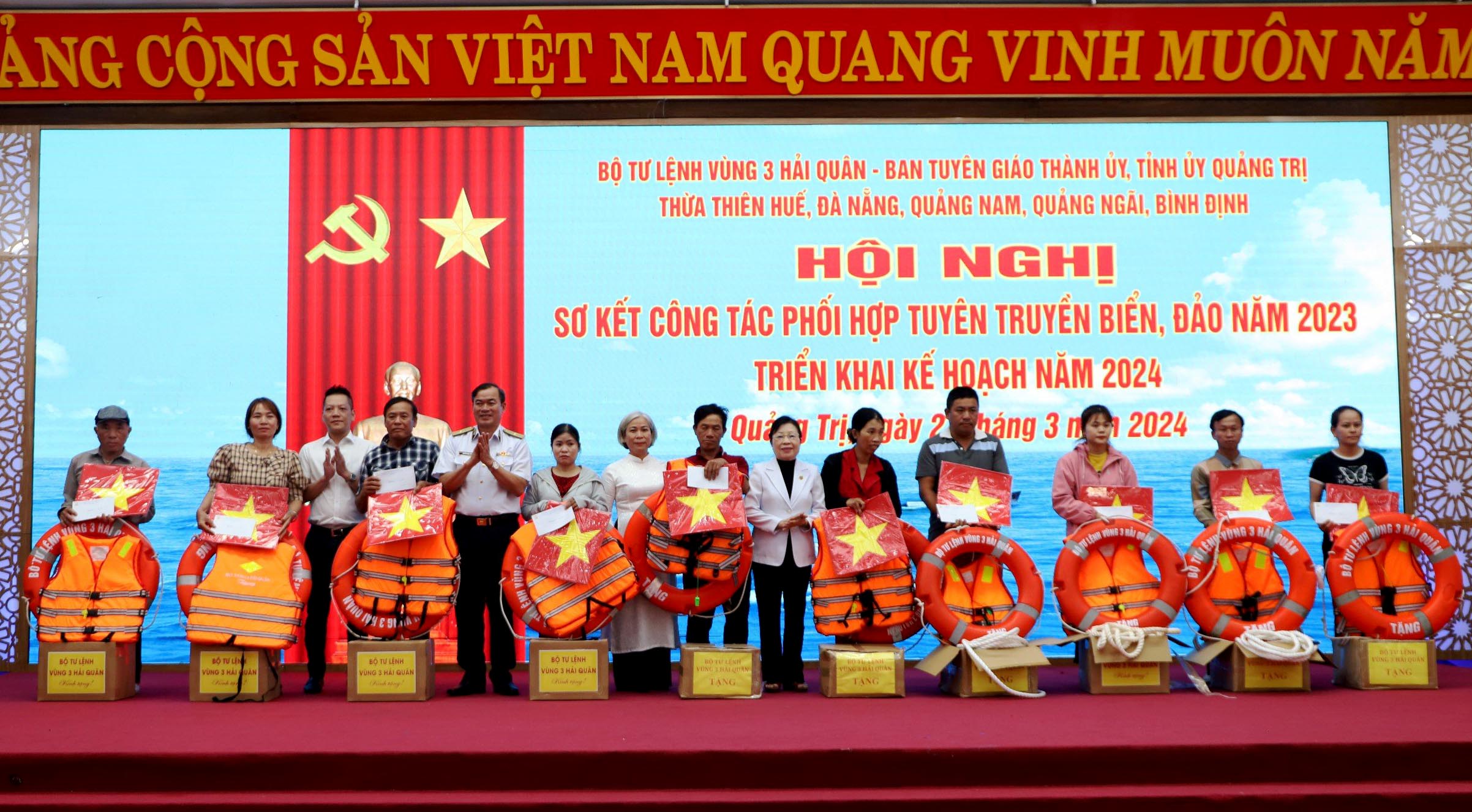 Vùng 3 Hải quân cùng các đơn vị tài trợ trao tặng quà cho ngư dân có hoàn cảnh khó khăn