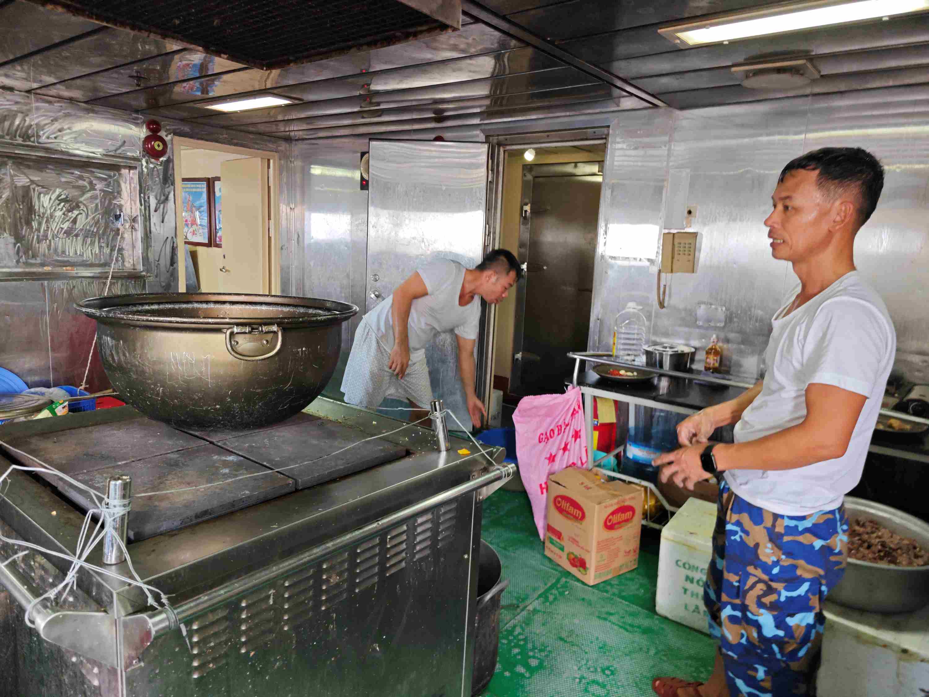 “Anh nuôi” trên tàu 571 tất bật chuẩn bị bữa ăn tối cho thành viên Đoàn công tác.