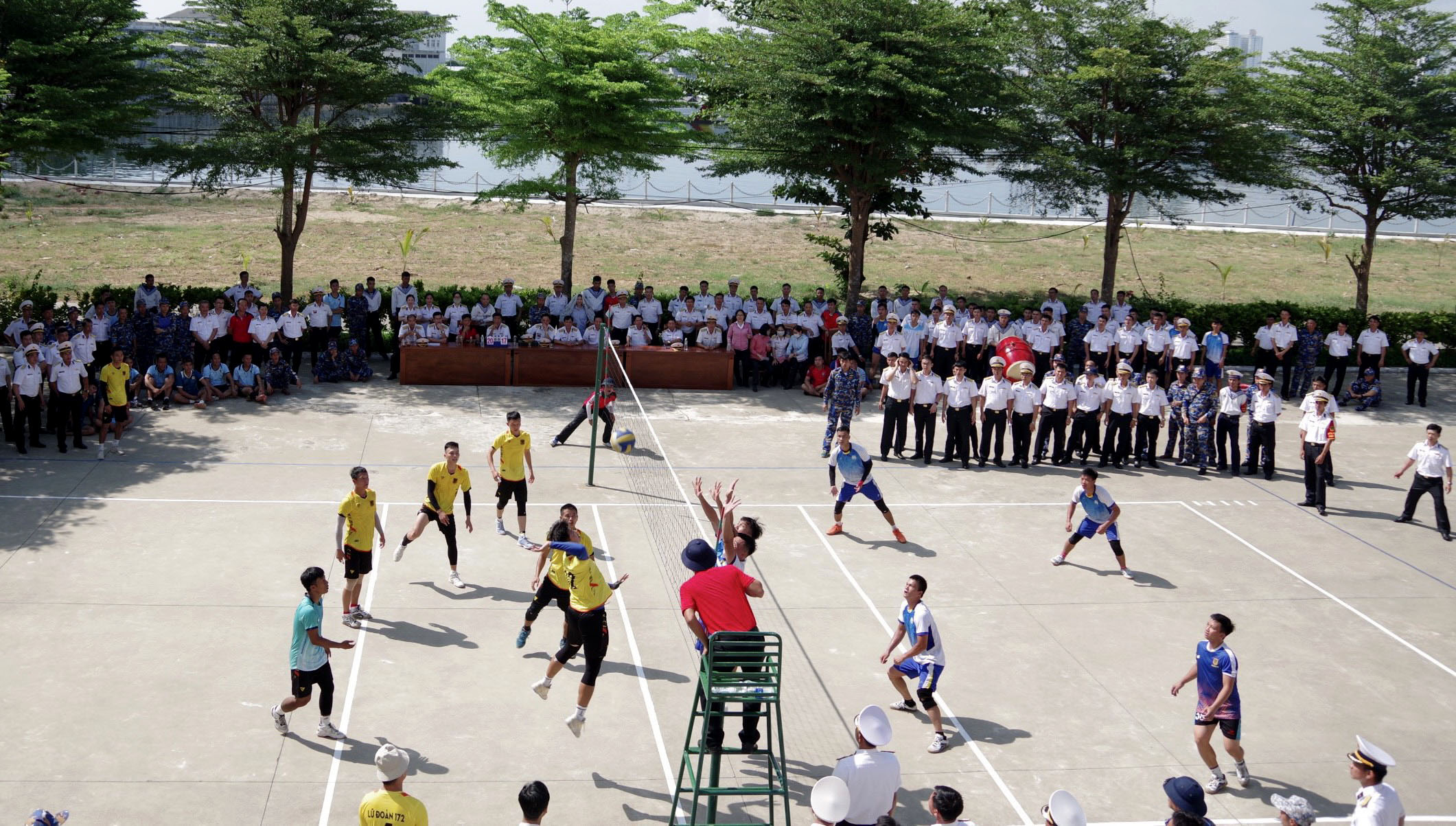 Các vận động viên tranh tài ở nội dung thi đấu bóng chuyền. 