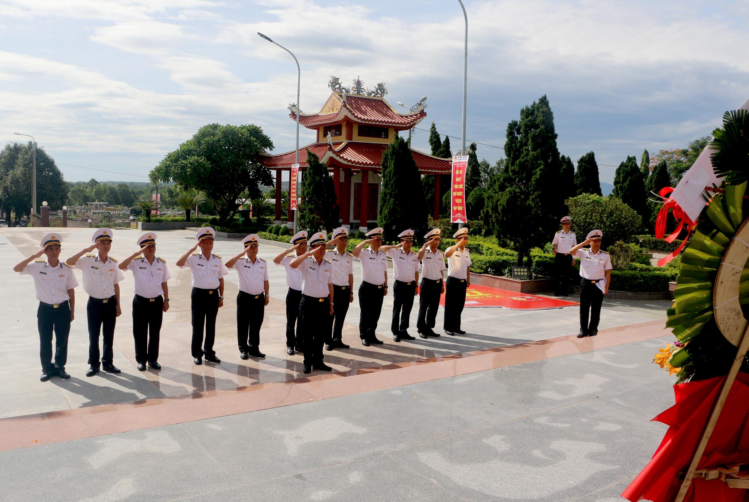 Chuẩn Đô đốc Nguyễn Đăng Tiến, Bí Thư Đảng uỷ, Chính uỷ Vùng 3 Hải quân cùng chỉ huy các cơ quan, đơn vị tổ chức dâng hương nghĩa trang liệt sĩ Thành phố Đà Nẵng