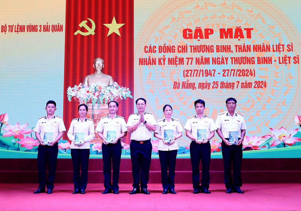 Thủ trưởng Vùng tặng quà các đồng chí là thương binh, thân nhân liệt sĩ đang công tác tại Vùng.