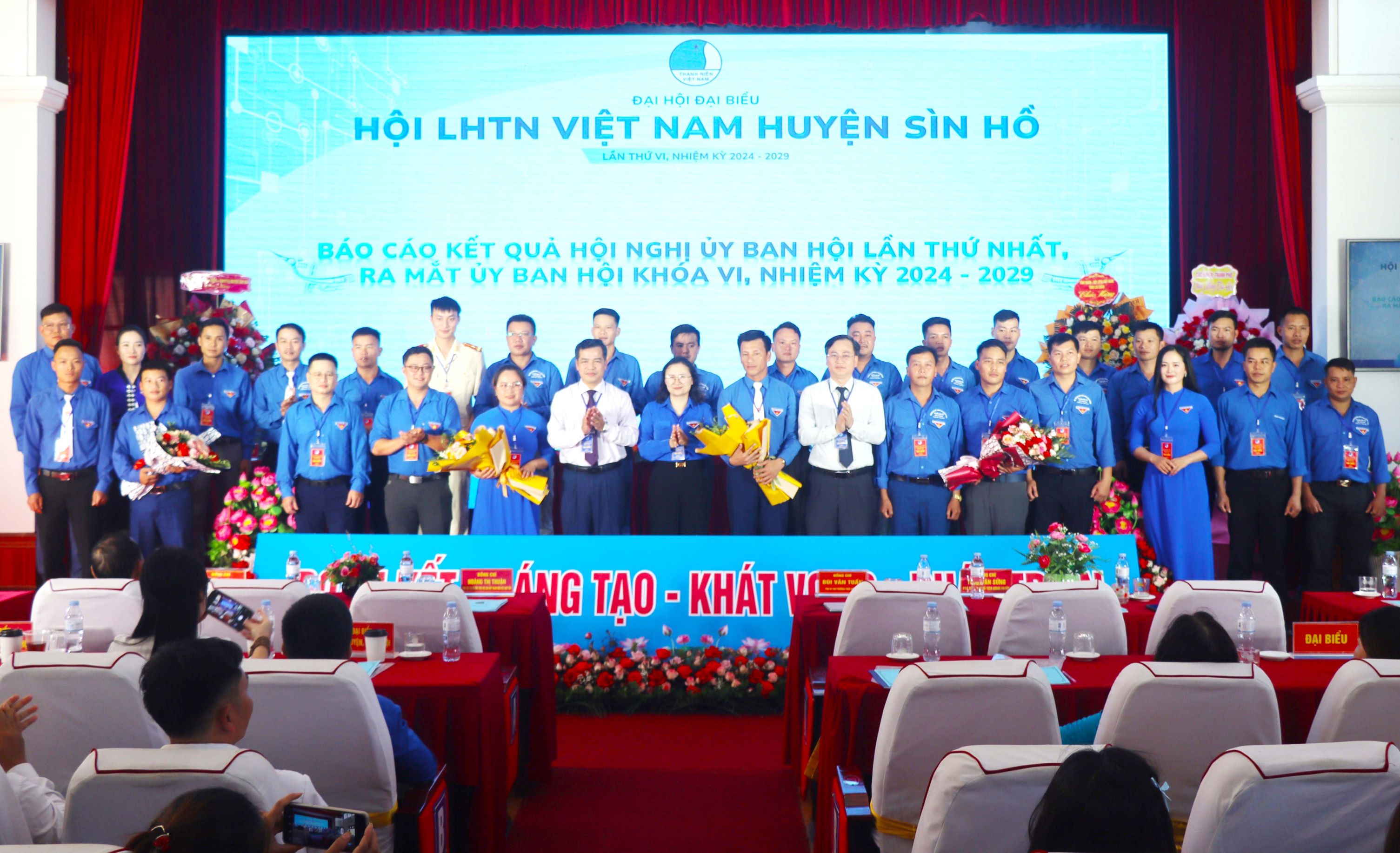 Lãnh đạo Tỉnh Hội, Huyện uỷ, UBND huyện Sìn Hồ tặng hoa chúc mừng Uỷ ban Hội LHTN Việt Nam huyện khoá VI, nhiệm kỳ 2024 - 2029.