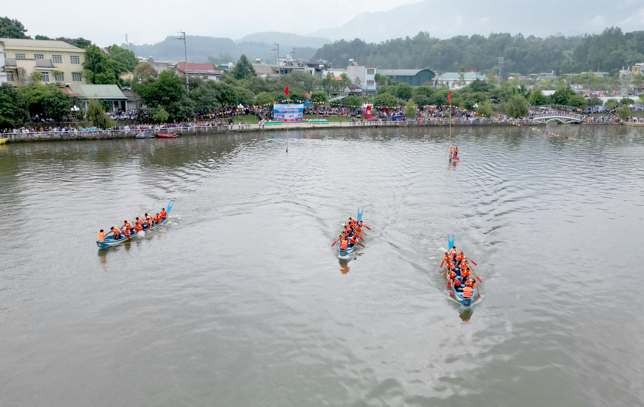 các đội thi nữ xuất phát cuộc đua thuyền đuôi én. 