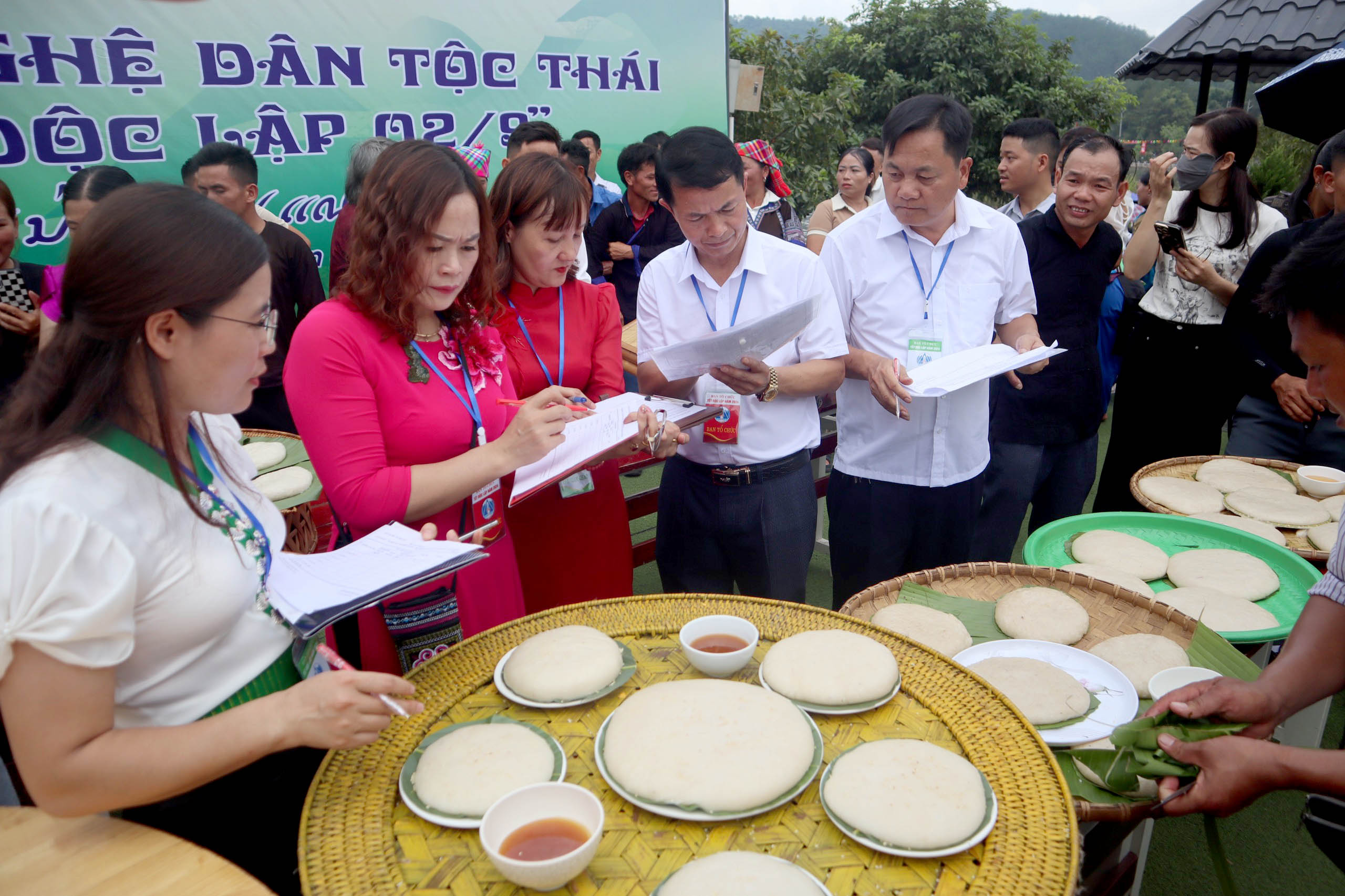 Ban giám khảo chấm thi bánh giày. 