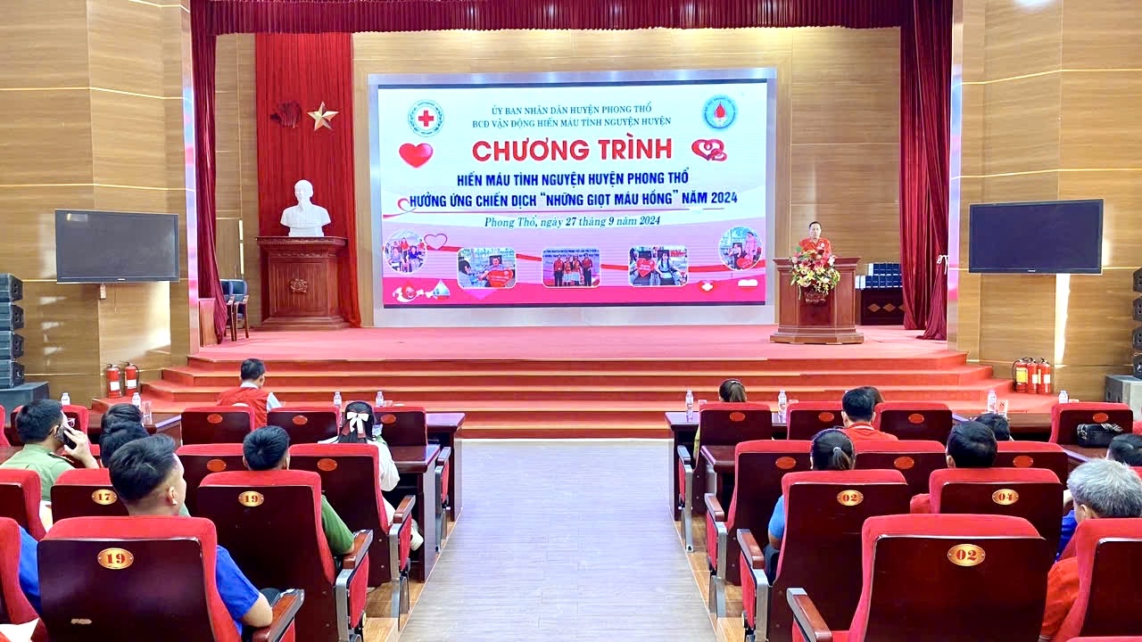 Quang cảnh chương trình hiến máu. 