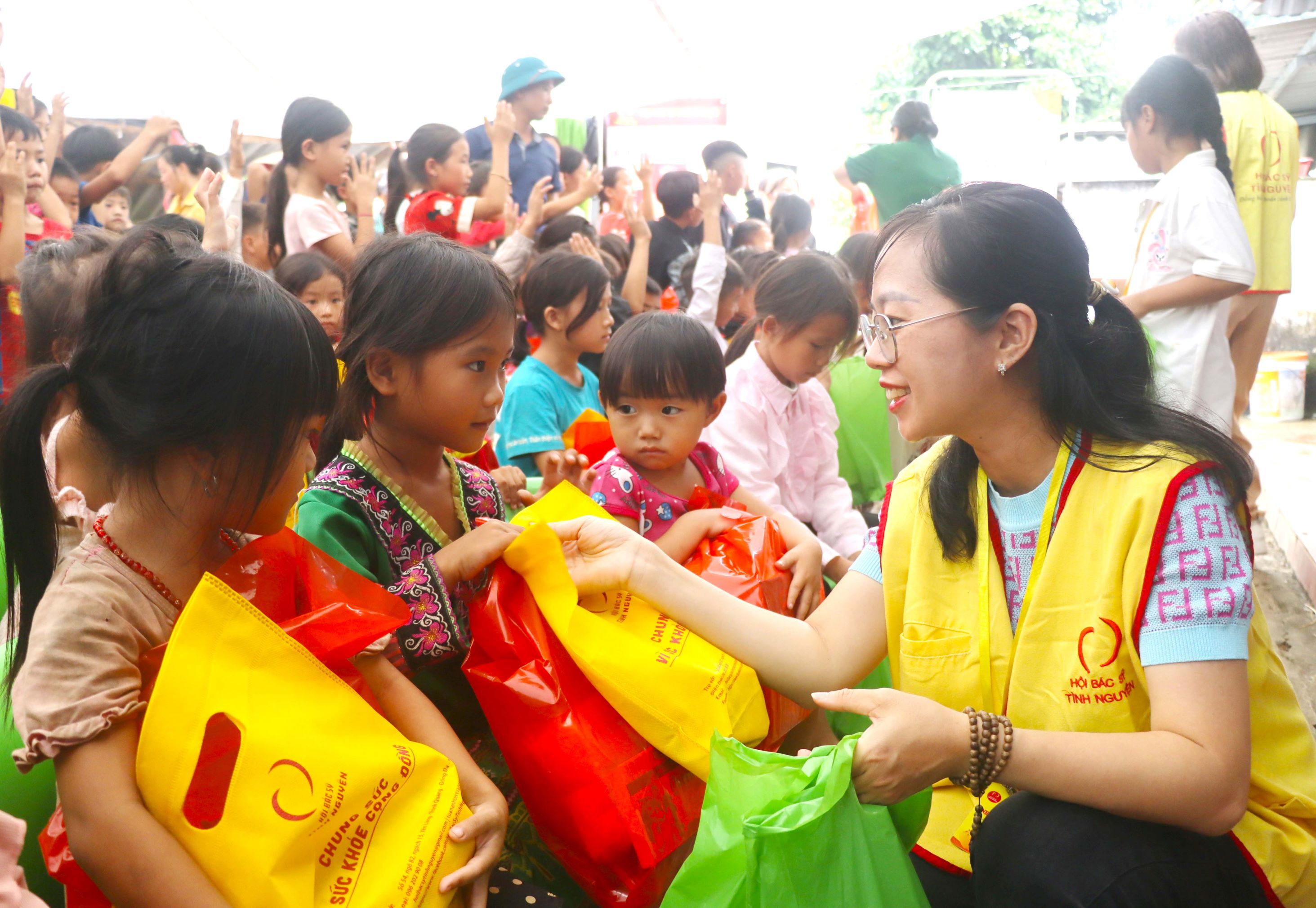 ...Tặng quà cho các em học sinh điểm trường mầm non và tiểu học Nậm Lúc.