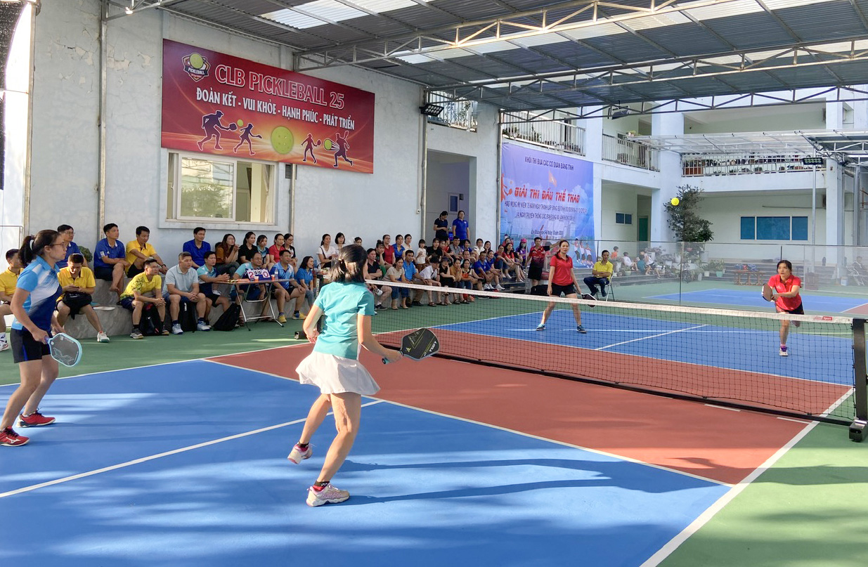 Trận chung kết nội dung Pickleball đôi nữ giữa đôi VĐV Báo Lai Châu và đôi VĐV Ban Nội chính Tỉnh uỷ. 