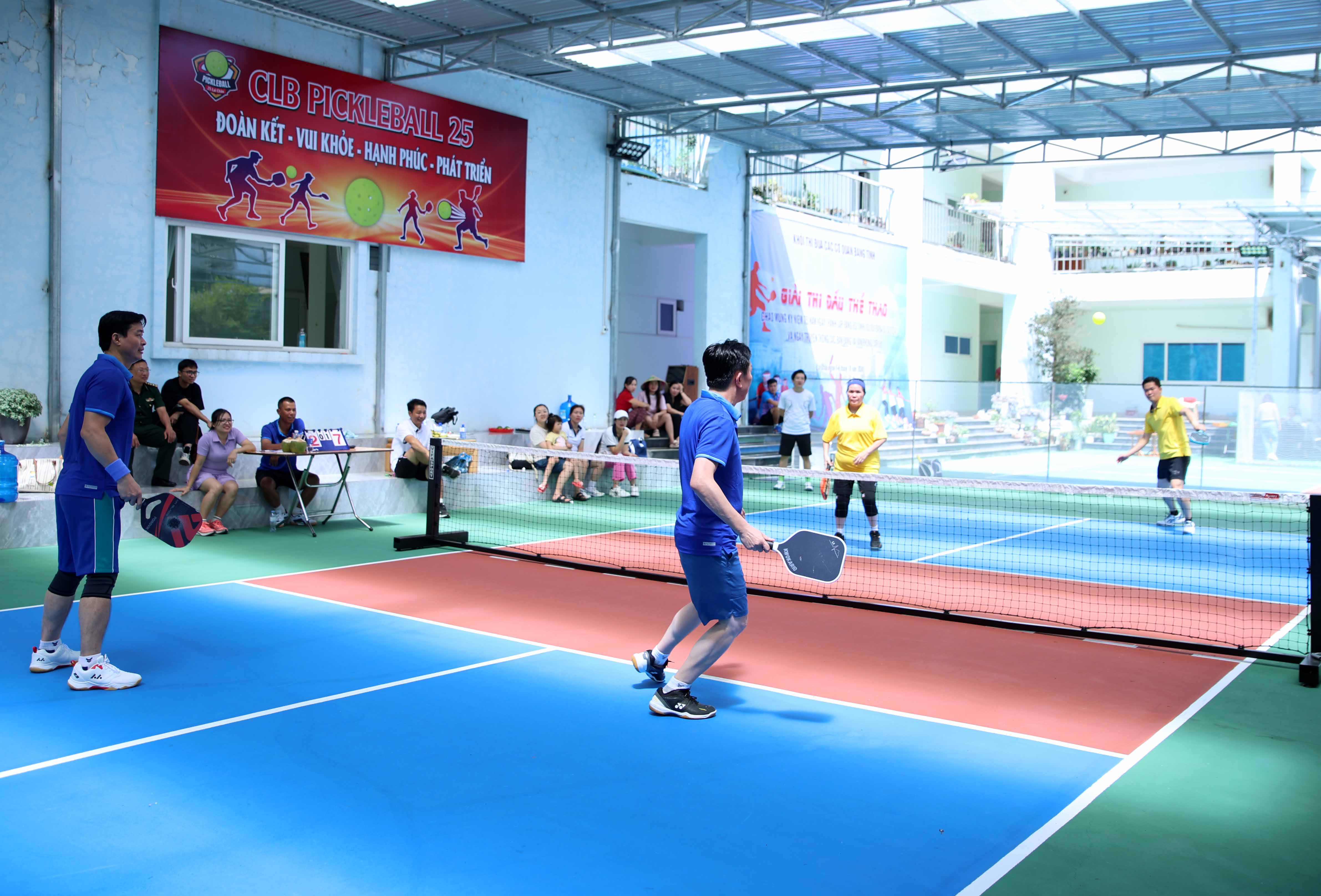 Trận chung kết nội dung Pickleball đôi lãnh đạo giữa các đồng chí: Giàng Páo Mỷ - Bí thư Tỉnh ủy, Vũ Mạnh Hà - Phó Bí thư Thường trực Tỉnh ủy thi đấu với đôi lãnh đạo Ban Dân vận Tỉnh uỷ. 