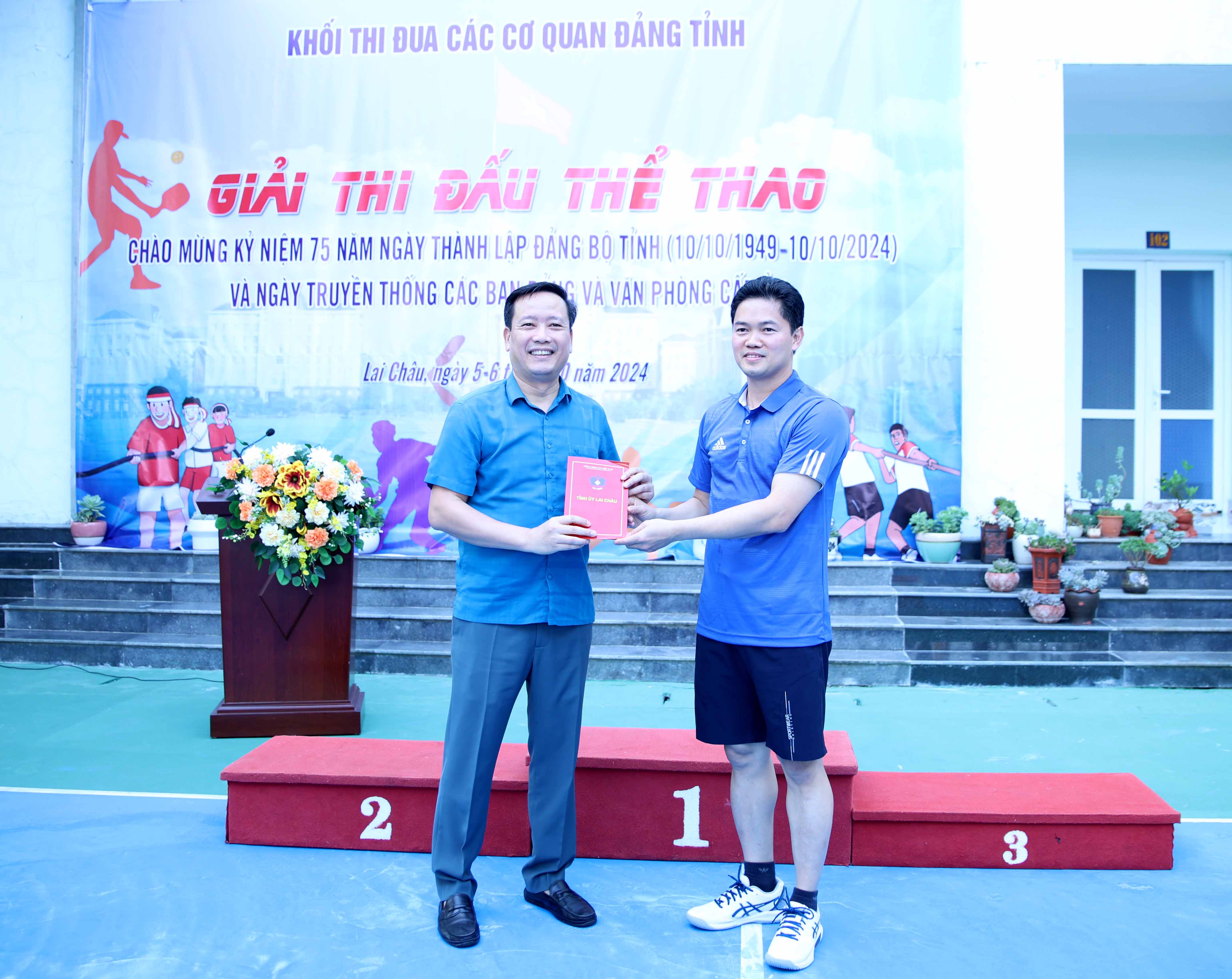 Đồng chí Vũ Mạnh Hà - Phó Bí thư Thường trực Tỉnh ủy trao quà cho Ban Tổ chức Giải thi đấu thể thao. 