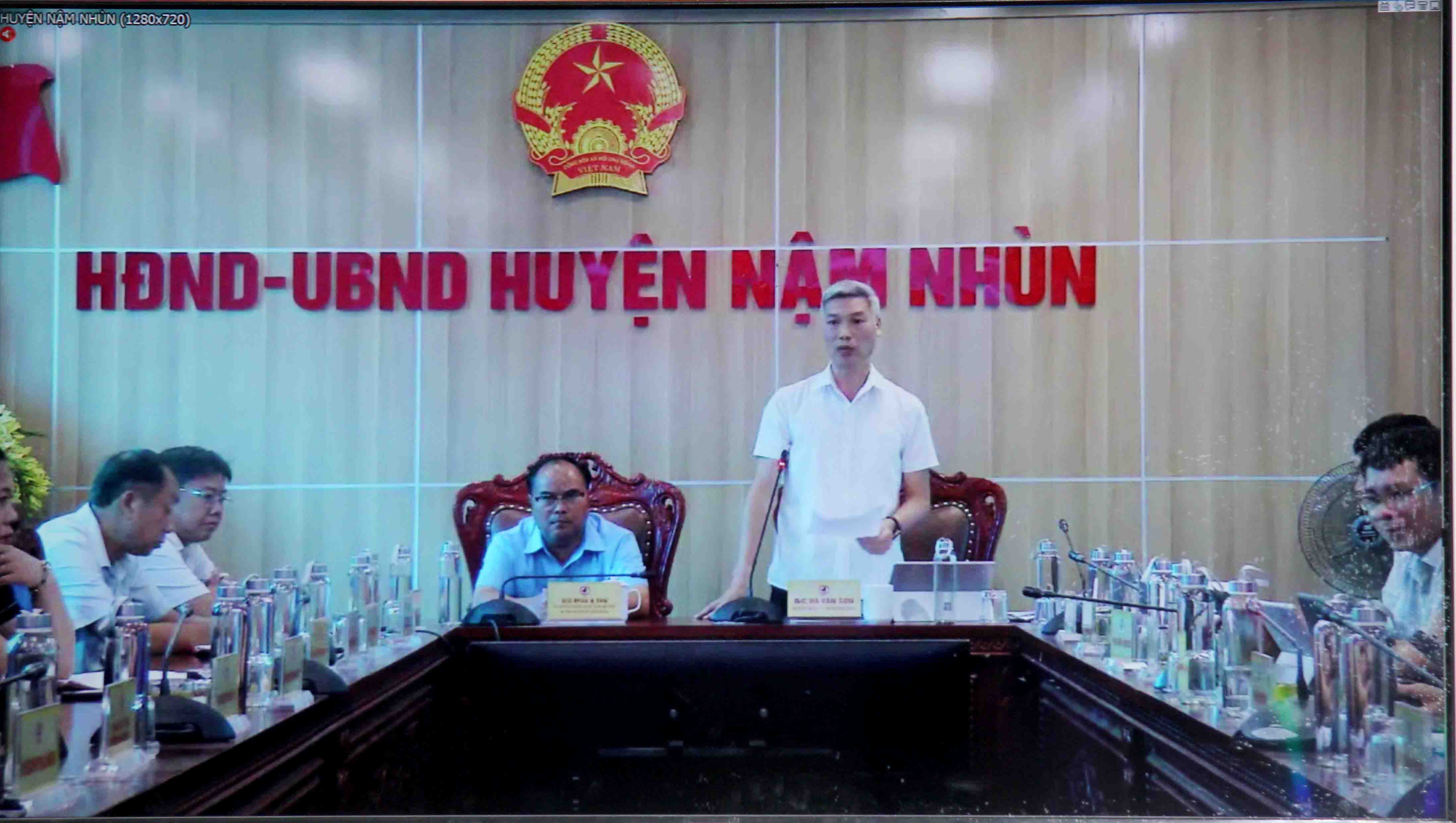 Đại diện lãnh đạo huyện Nậm Nhùn phát biểu tham luận tại điểm cầu huyện Nậm Nhùn.