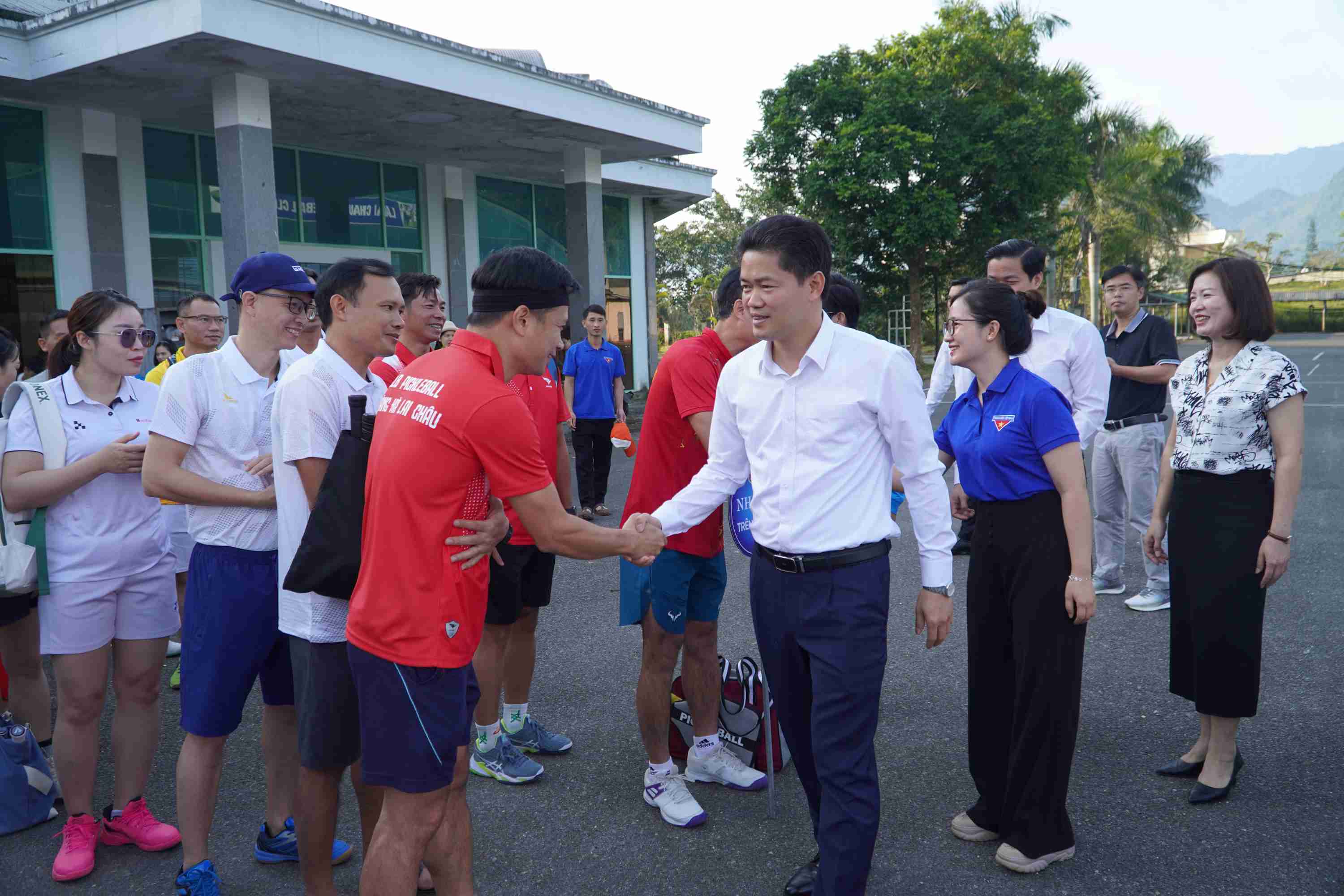 Đồng chí Vũ Mạnh Hà - Ủy viên dự khuyết Ban Chấp hành Trung ương Đảng, Phó Bí thư Thường trực Tỉnh ủy bắt tay động viên các vận động viên tham gia thi đấu.