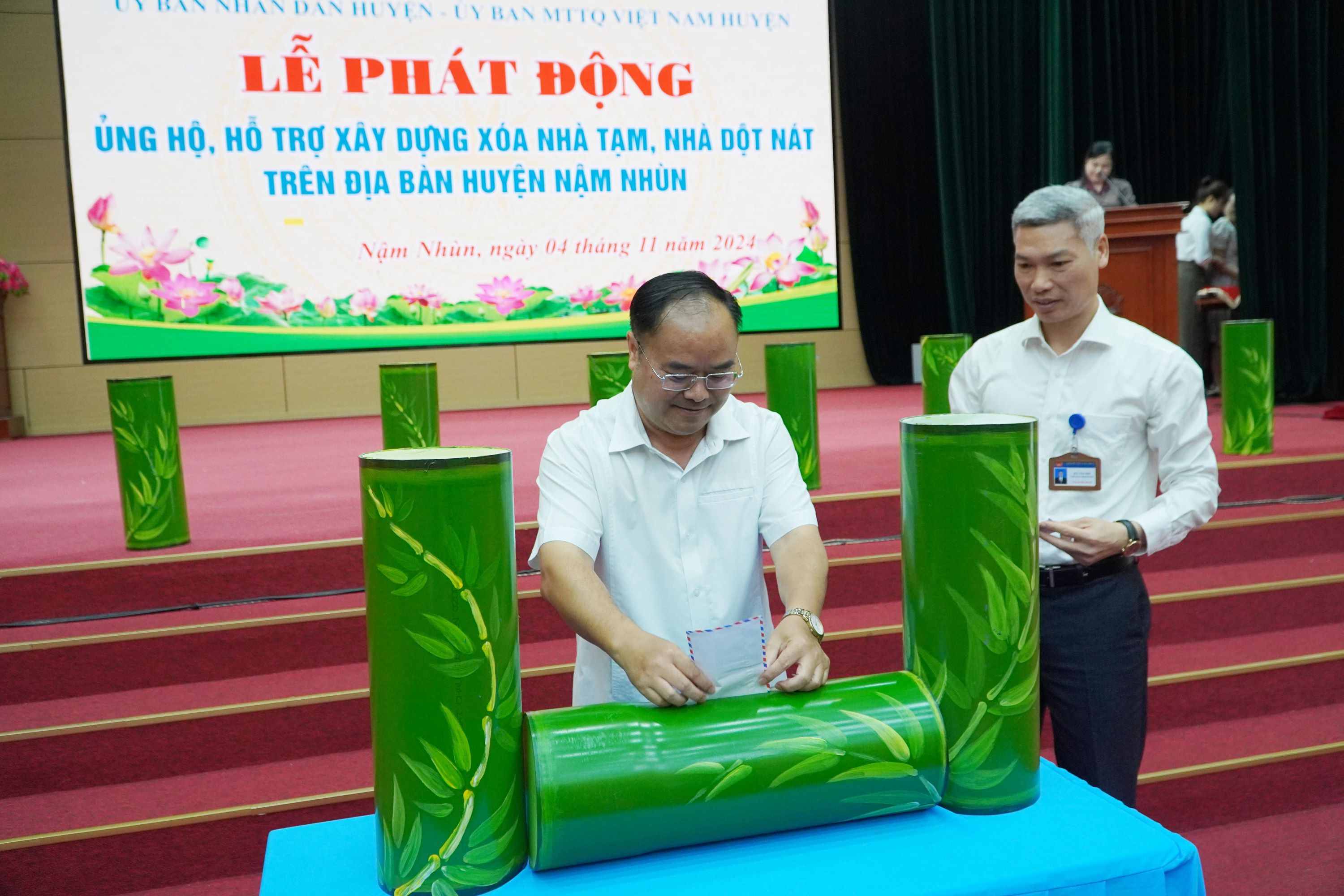 Lãnh đạo huyện ủy, UBND huyện tham gia ủng hộ quỹ “Chung tay xóa nhà tạm, nhà dột nát” trên địa bàn huyện Nậm Nhùn” tại lễ phát động.