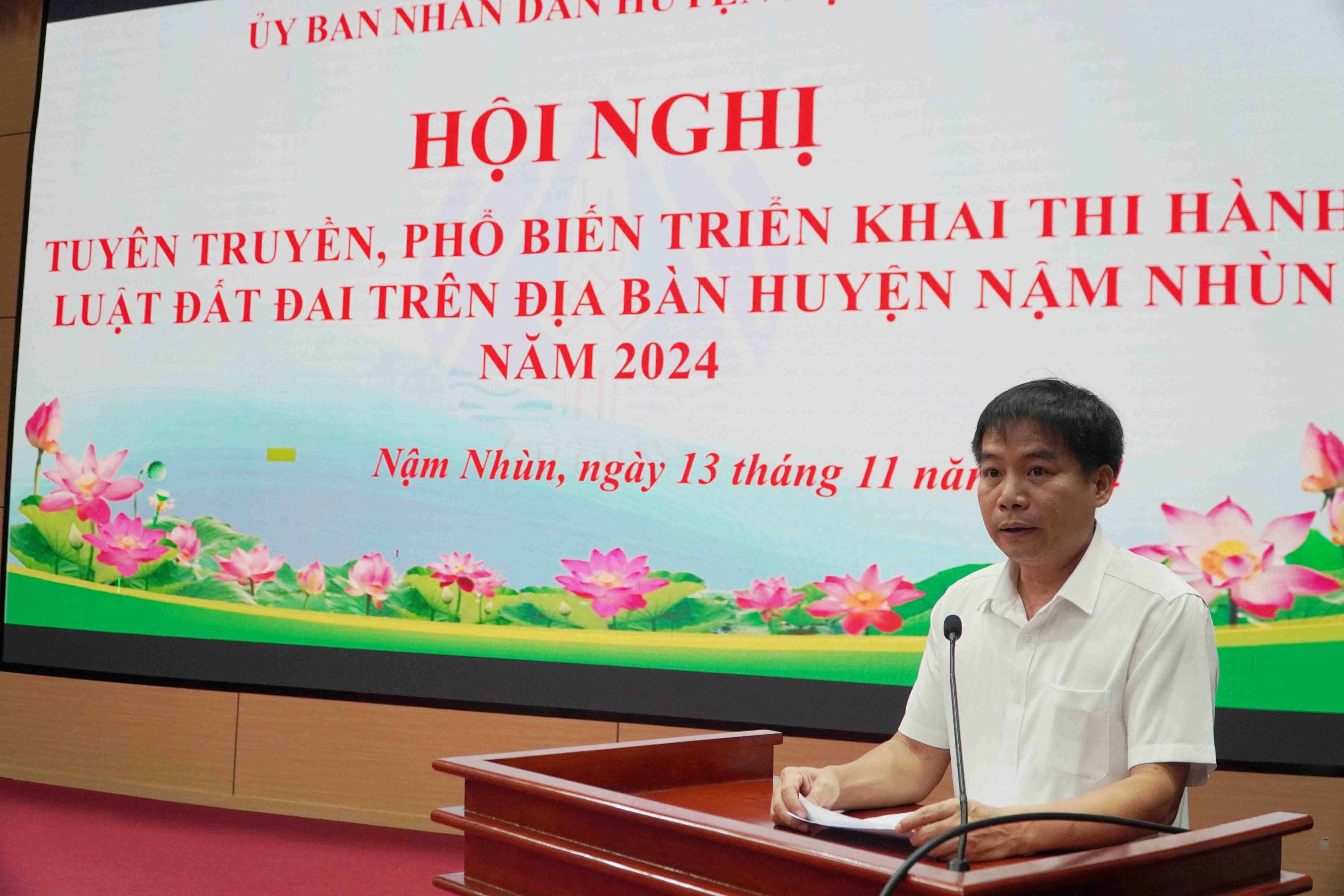 Đồng chí Nguyễn Văn Ninh – Phó Chủ tịch UBND huyện Nậm Nhùn phát biểu tại hội nghị.