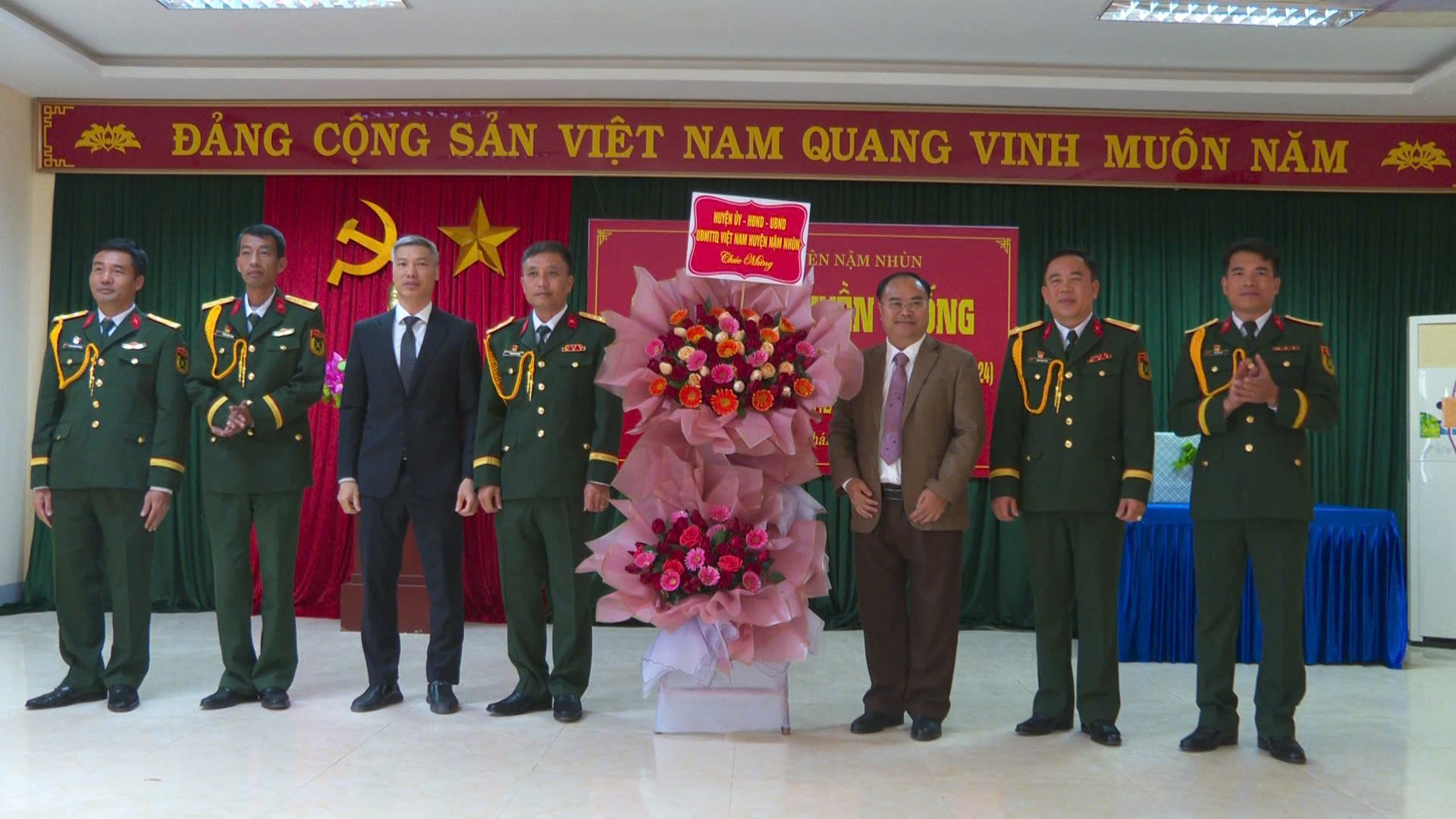 Lãnh đạo Huyện ủy, UBND huyện Nậm Nhùn tặng hoa chúc mừng nhân dịp buổi gặp mặt.