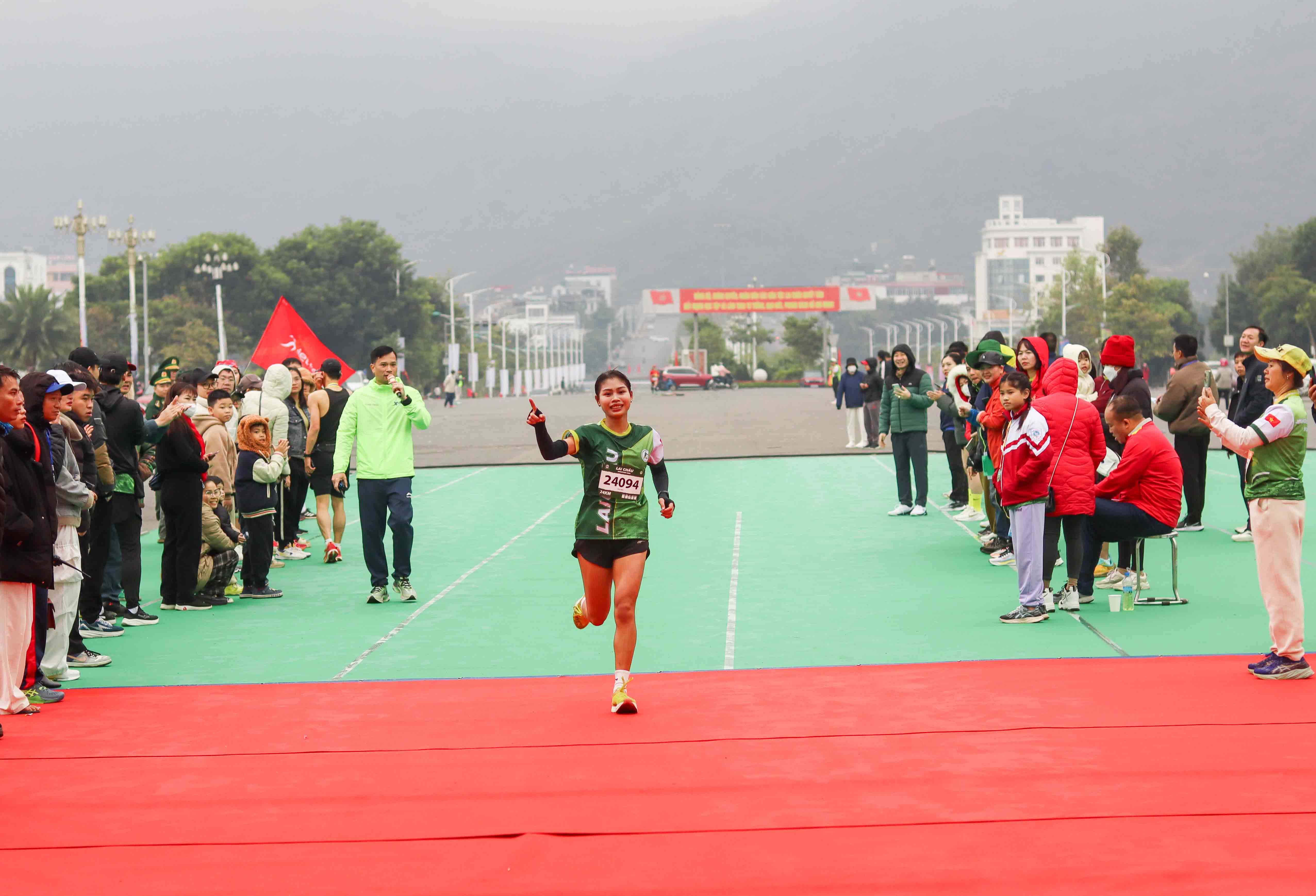 VĐV nữ nhóm tuổi từ 16-35 tuổi về đích đầu tiên cự ly 24km.