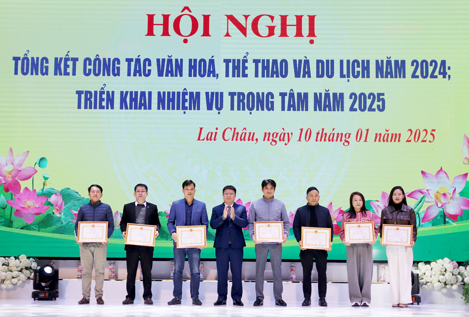 Đồng chí Trần Mạnh Hùng - Quyền Giám đốc Sở VHTT&DL tặng Giấy khen cho các tập thể có thành tích xuất sắc trong thực hiện nhiệm vụ công tác năm 2024. 