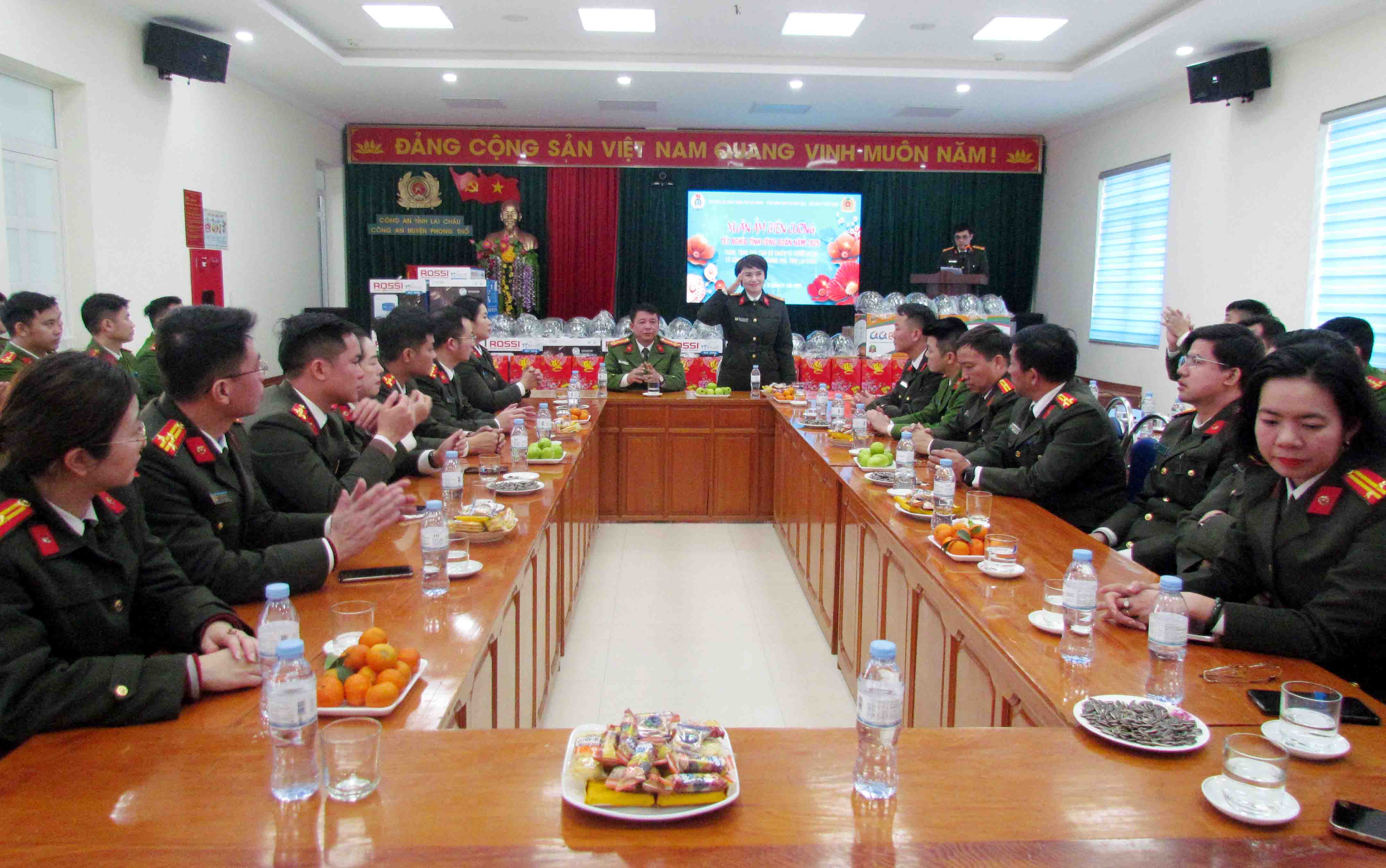 Đại diện Công đoàn CAND, LĐLĐ thành phố Hải Phòng, Công an tỉnh Lai Châu thăm hỏi, động viên cán bộ, chiến sĩ Công an huyện Phong Thổ.