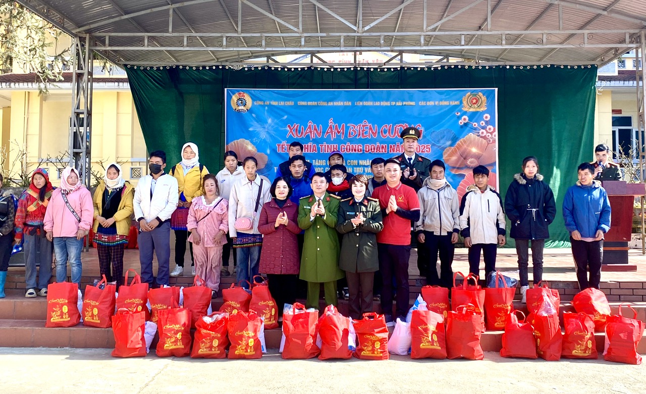 Đại diện Công đoàn CAND, LĐLĐ thành phố Hải Phòng, Công an tỉnh Lai Châu, Công an huyện Phong Thổ, các đơn vị đồng hành trao quà cho các hộ dân có hoàn cảnh khó khăn trên địa bàn xã Dào San.