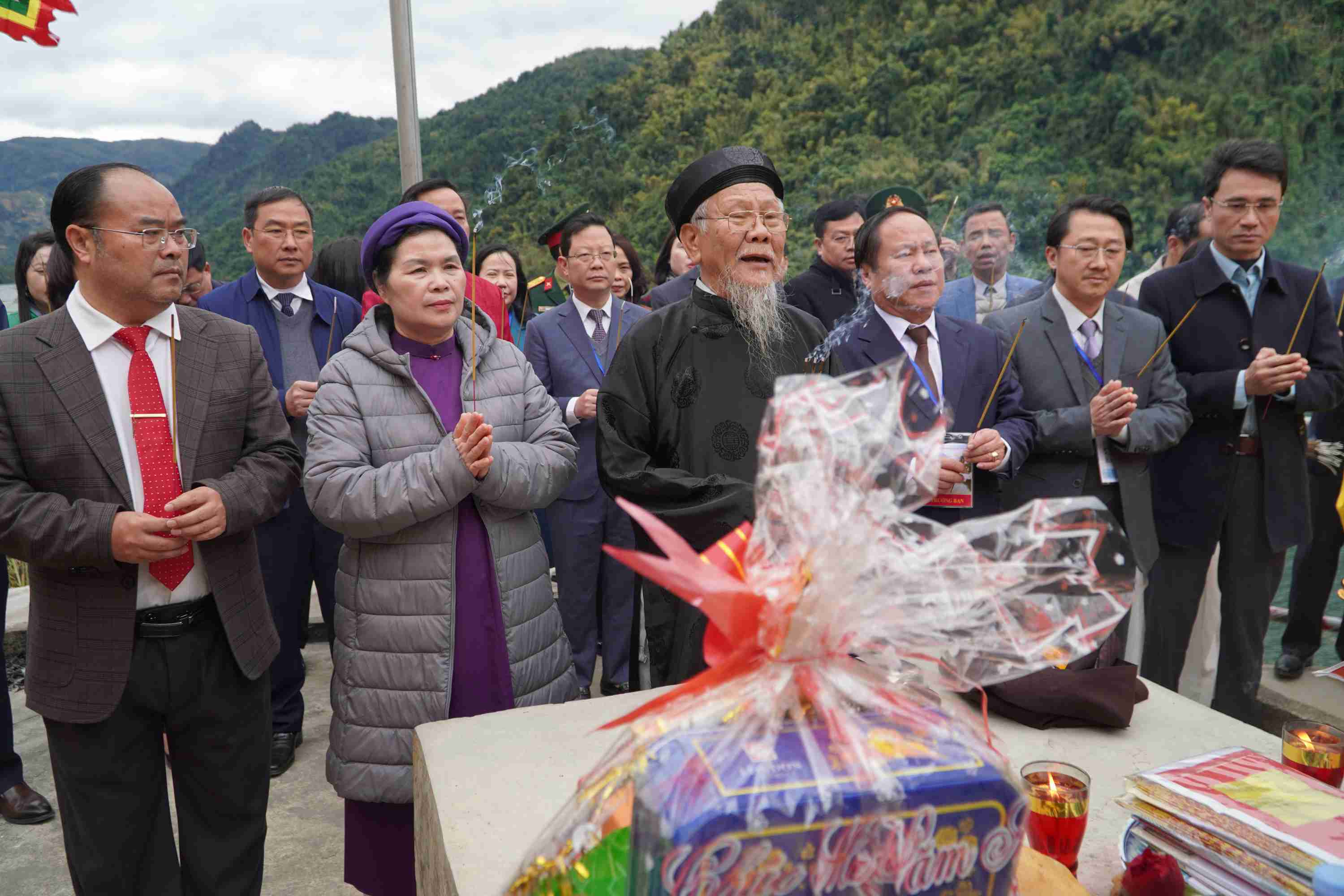 Các đồng chí lãnh đạo tỉnh và huyện Nậm Nhùn dâng hương làm thủ tục rước tượng từ Đền trình lên Đền chính.