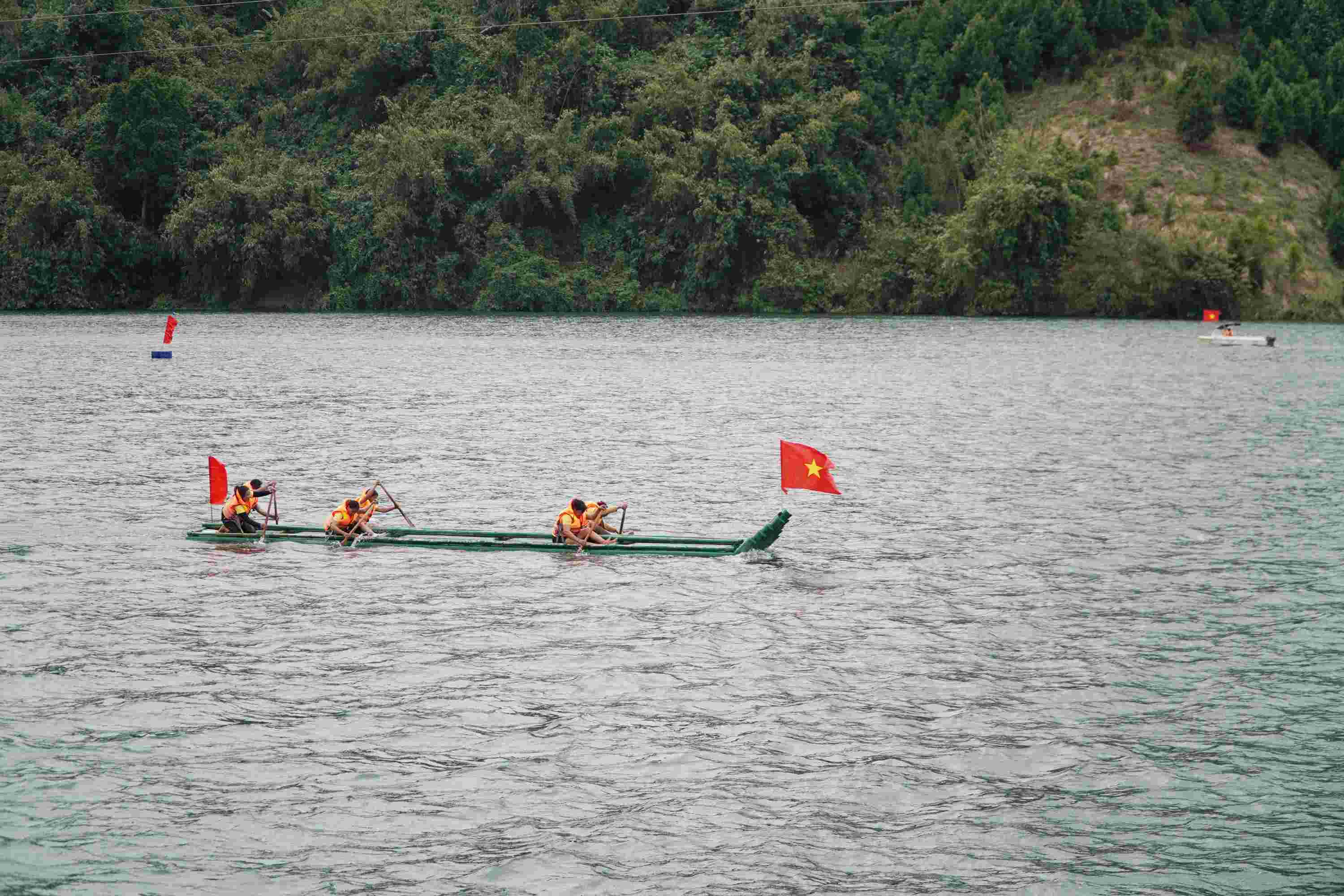 Các đội tham gia tranh tài ở nội dung đua bè.