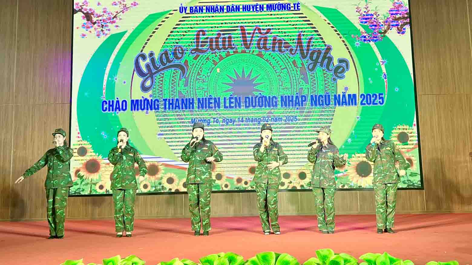 Tiết mục hát“Trái tim người Chiến sỹ ấy” tại Chương trình Giao lưu văn nghệ do huyện Mường Tè tổ chức.