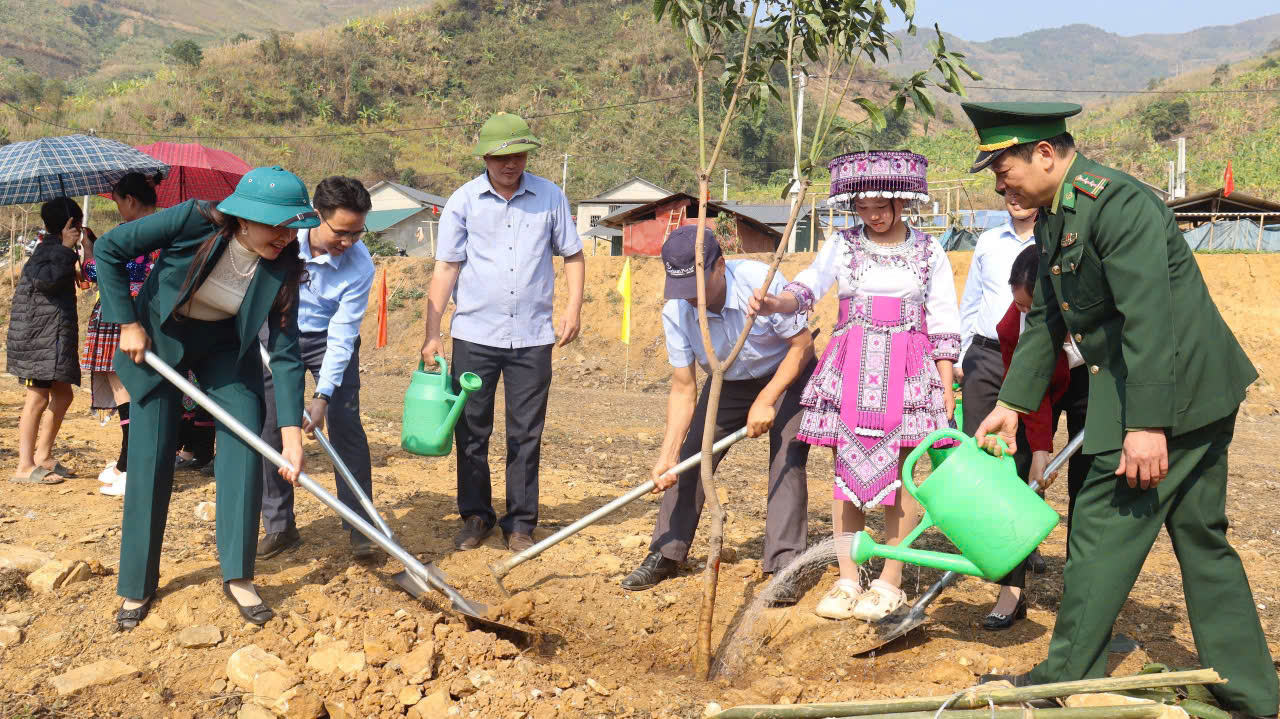 Các đồng chí lãnh đạo huyện Phong Thổ tham gia trồng cây tại xã Bản Lang.