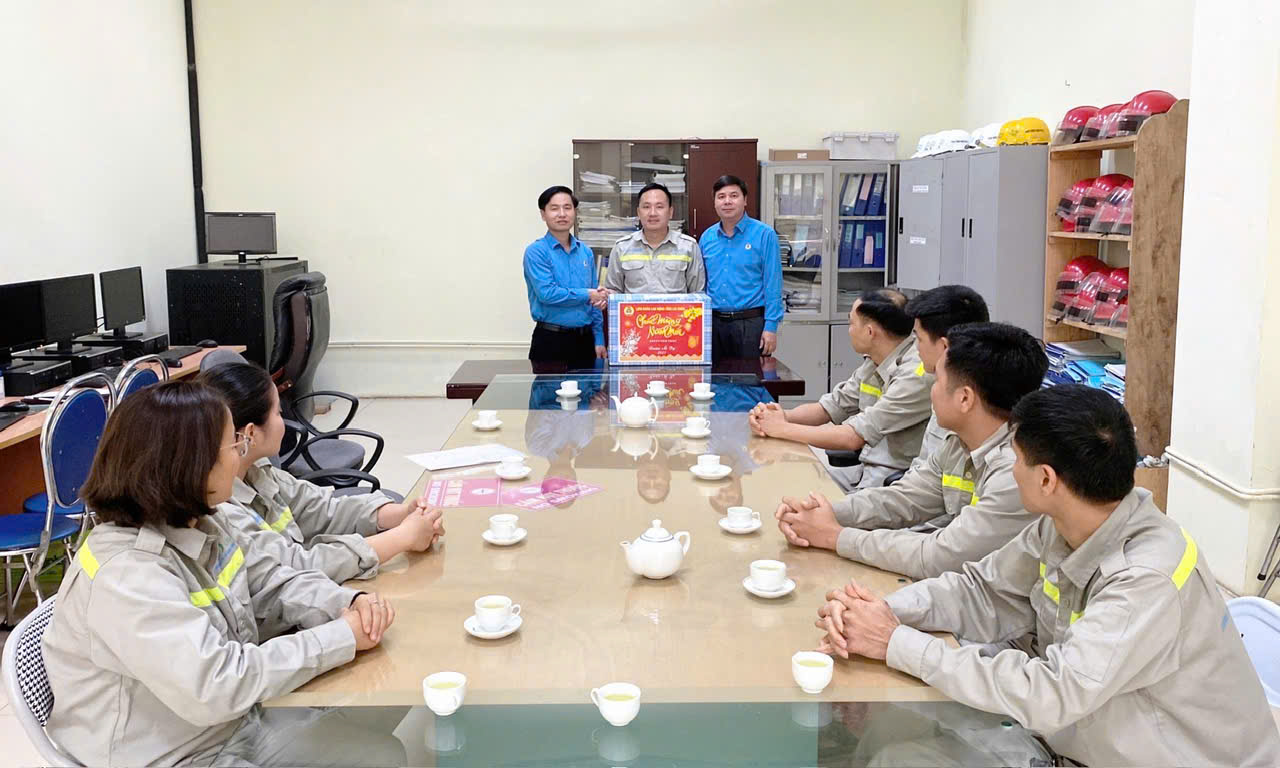 Lãnh đạo Liên đoàn Lao động tỉnh, Liên đoàn Lao động huyện Phong Thổ thăm, chúc tết Công ty cổ phần Năng Lượng Nậm Na 2. 