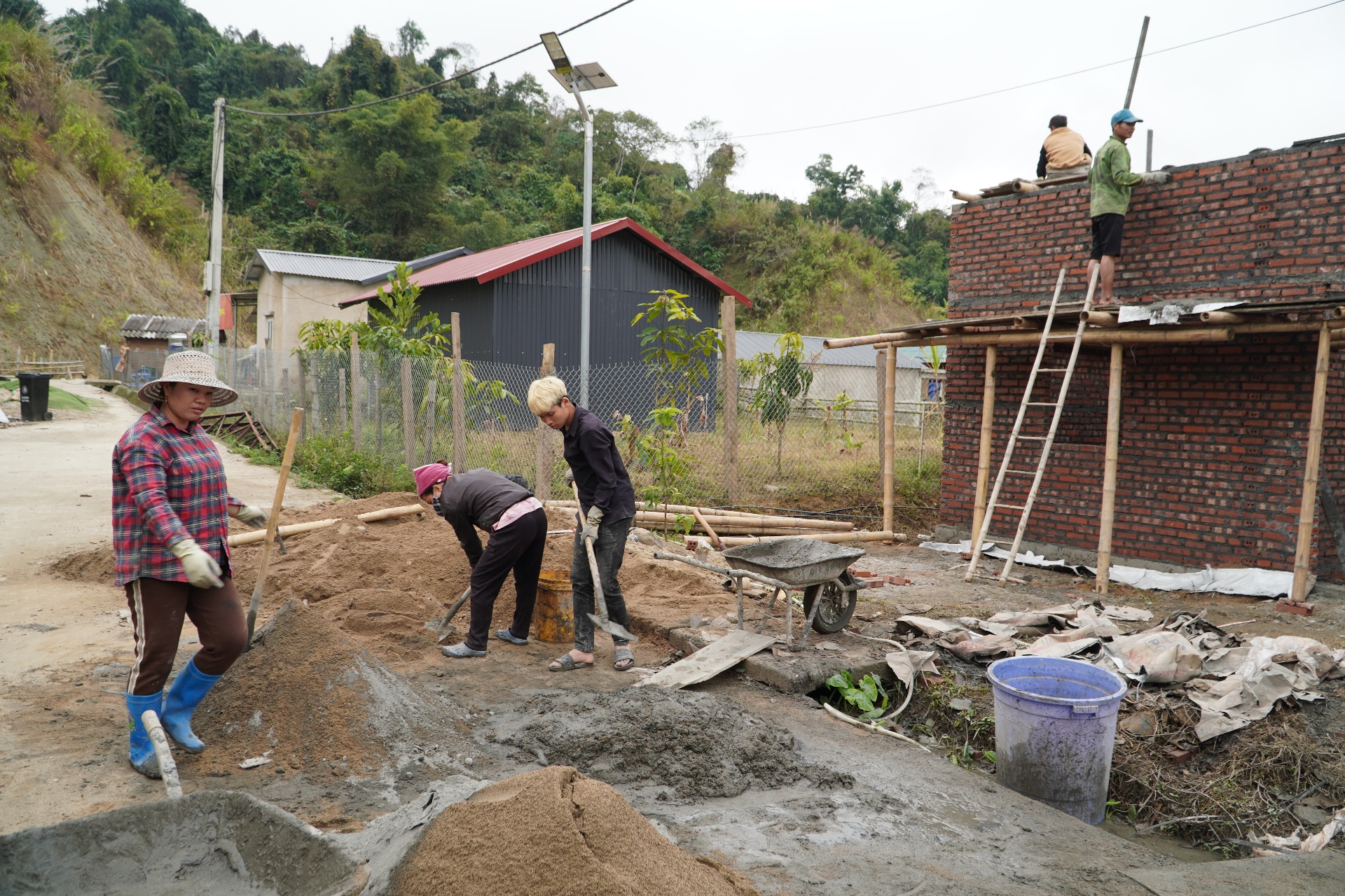 Các hộ dân bản Nậm Cầy, xã Nậm Hàng cùng hỗ trợ nhau xây dựng nhà cửa, xóa nhà tạm, nhà dột nát tại bản.