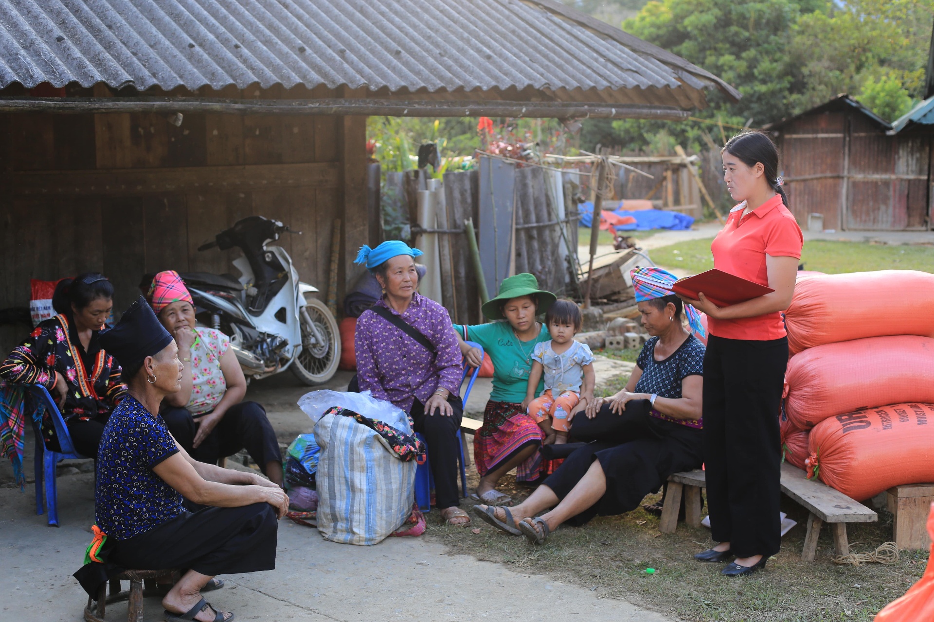 Chị Tùng thực hiện công tác tuyên truyền tới phụ nữ về kế hoạch hóa gia đình.