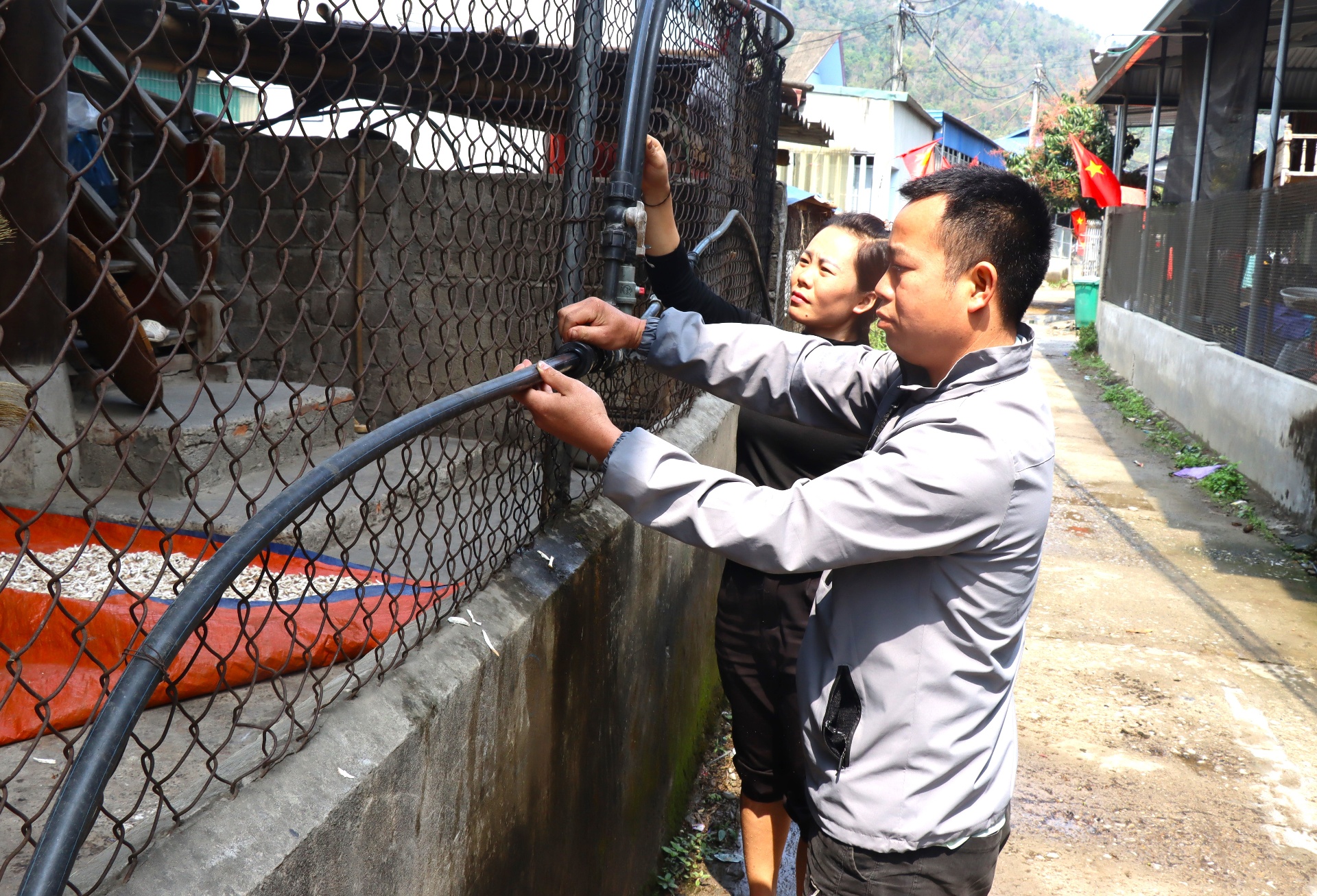 Các thành viên tổ quản lý, vận hành nước sinh hoạt bản Pa Tần 3 thường xuyên kiểm tra hệ thống đường dẫn.