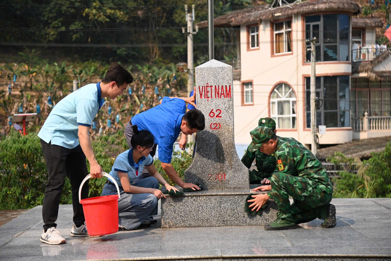 Đoàn viên thanh niên Bộ Chỉ huy bộ đội biên phòng tỉnh, VietinBank Lai Châu dọn vệ sinh khu vực Mốc 62(2).