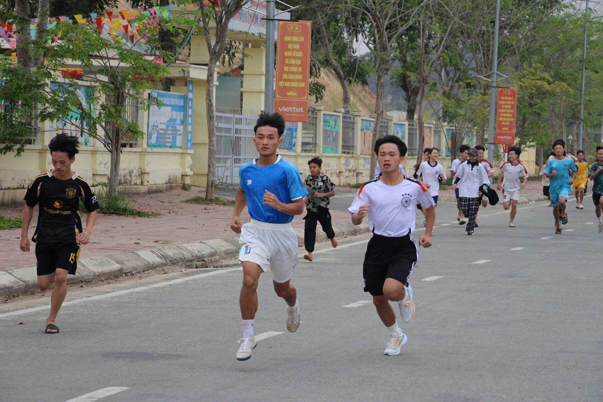 Ngay sau Lễ phát động, các vận động viên tham gia “Ngày chạy Olympic vì sức khỏe toàn dân” và các nội dung thi đấu thể thao.