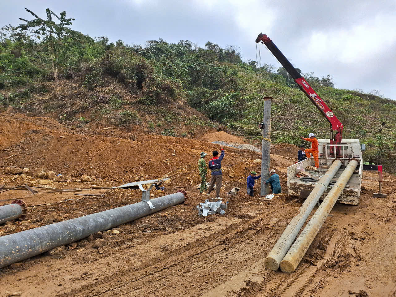 Ngay sau Tết Nguyên đán, doanh nghiệp khẩn trương hoàn thiện xây lắp hệ thống điện cho bản giãn dân Huổi Van, xã Nậm Hàng.